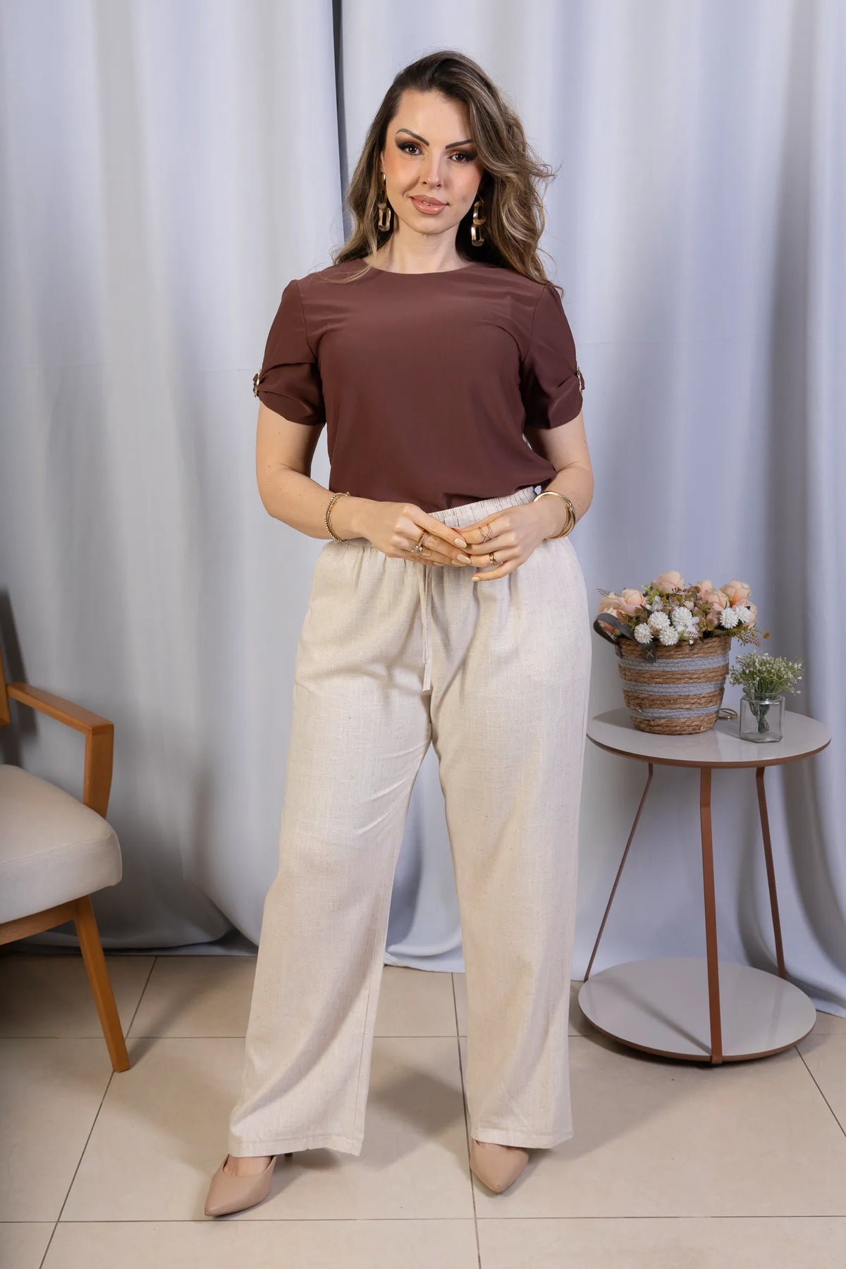 Blusa Manga Curta em Crepe Classic com Broche na Manga Nádia Marrom