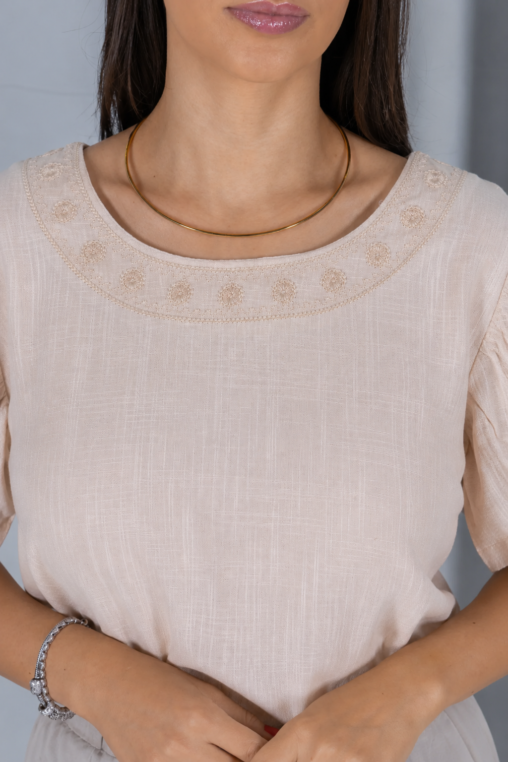 Blusa Manga Curta Transpassada com Bordado Delicado Selma Bege