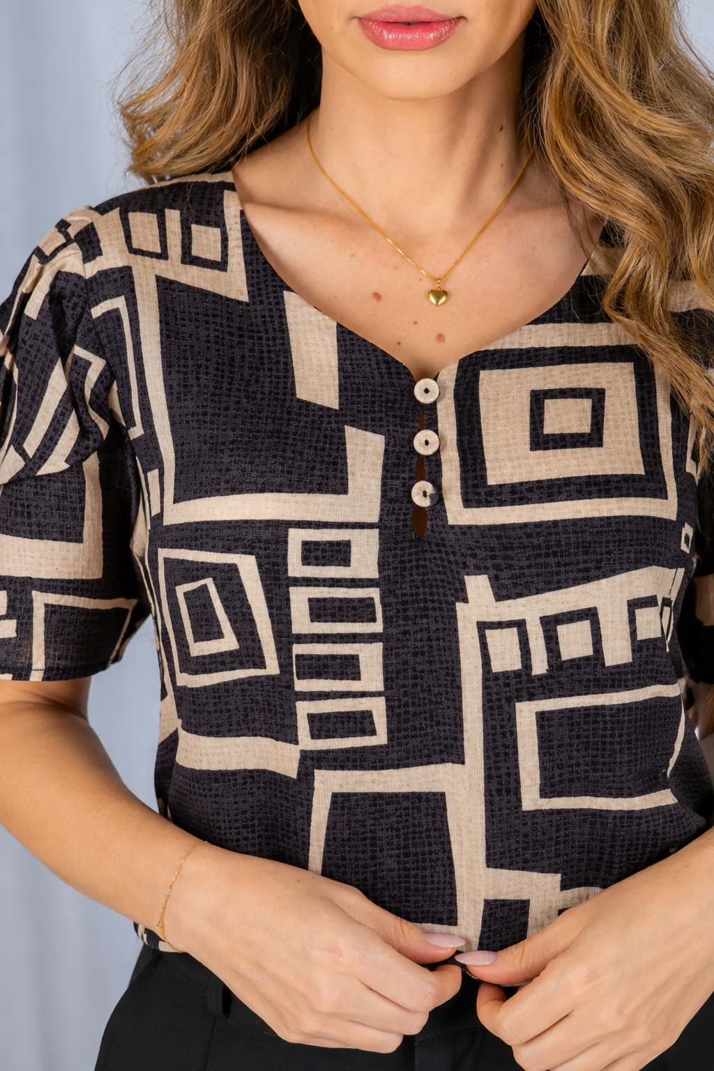 Blusa Estampada Leve com Decote "V" com Botões Lorena Cinza Escuro