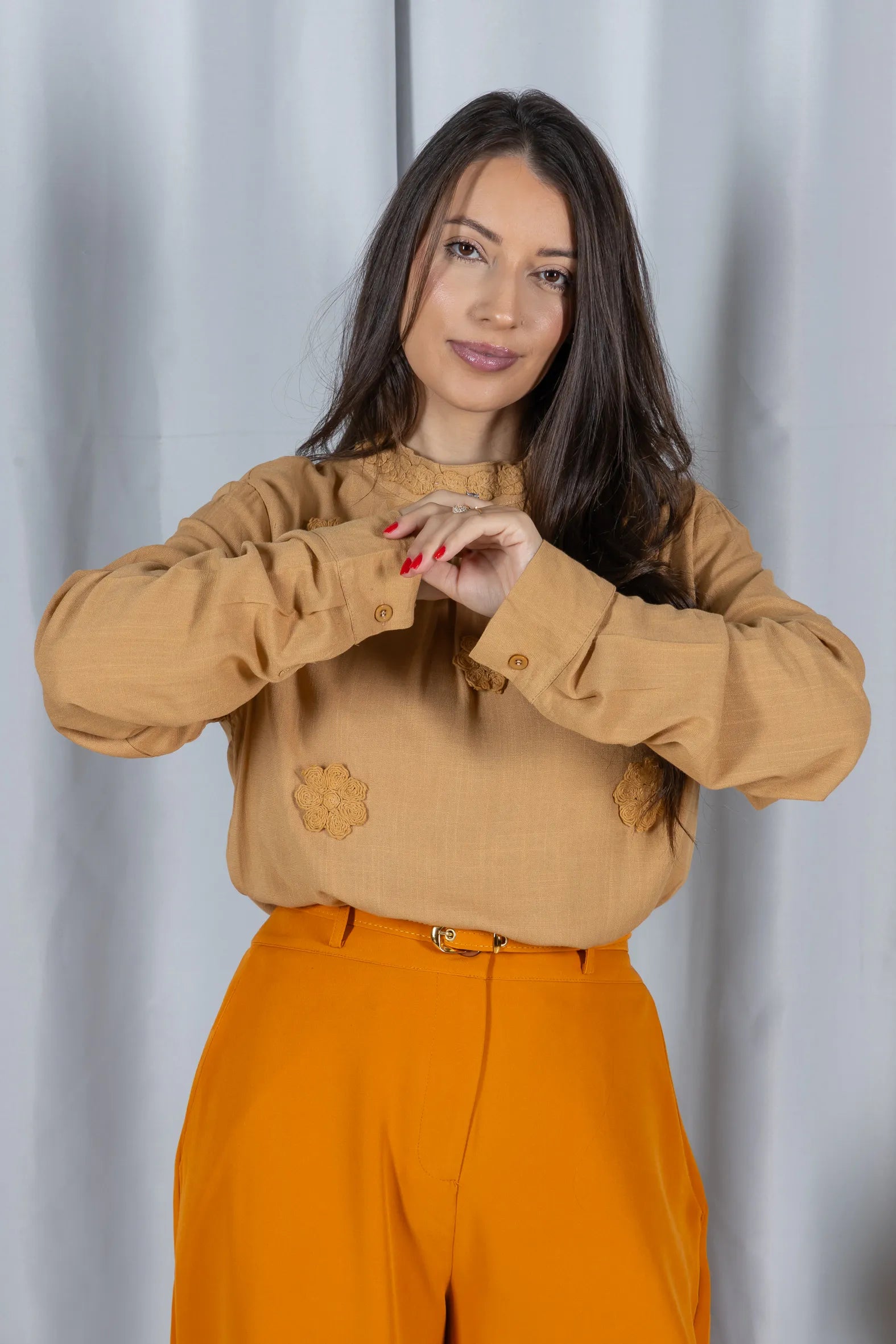 Blusa Manga Longa Visco-Linho com Bordado Floral Sonia Bege