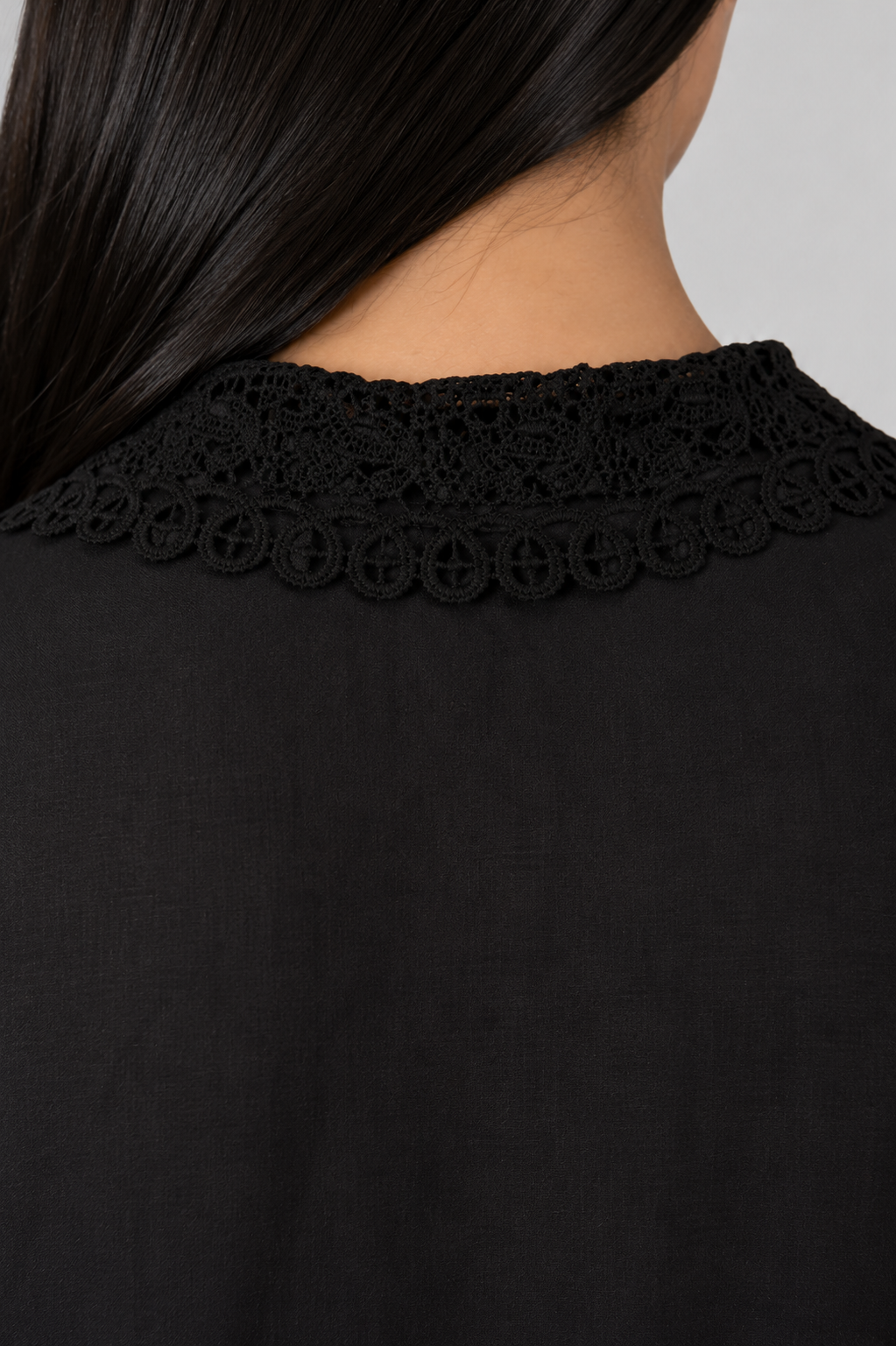 Camisa em Laise com Detalhes em Renda Marina Preta