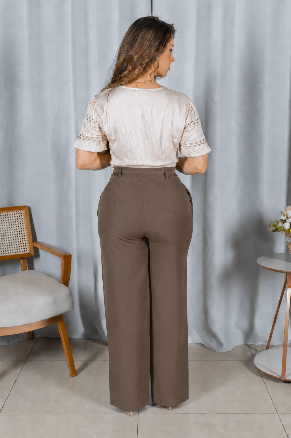 Calça Pantalona que Alonga a Silhueta Luiza Marrom Oliva