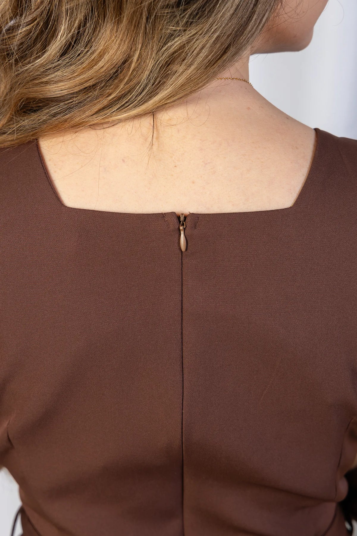 Vestido em Alfaiataria Decote Quadrado Malu Marrom