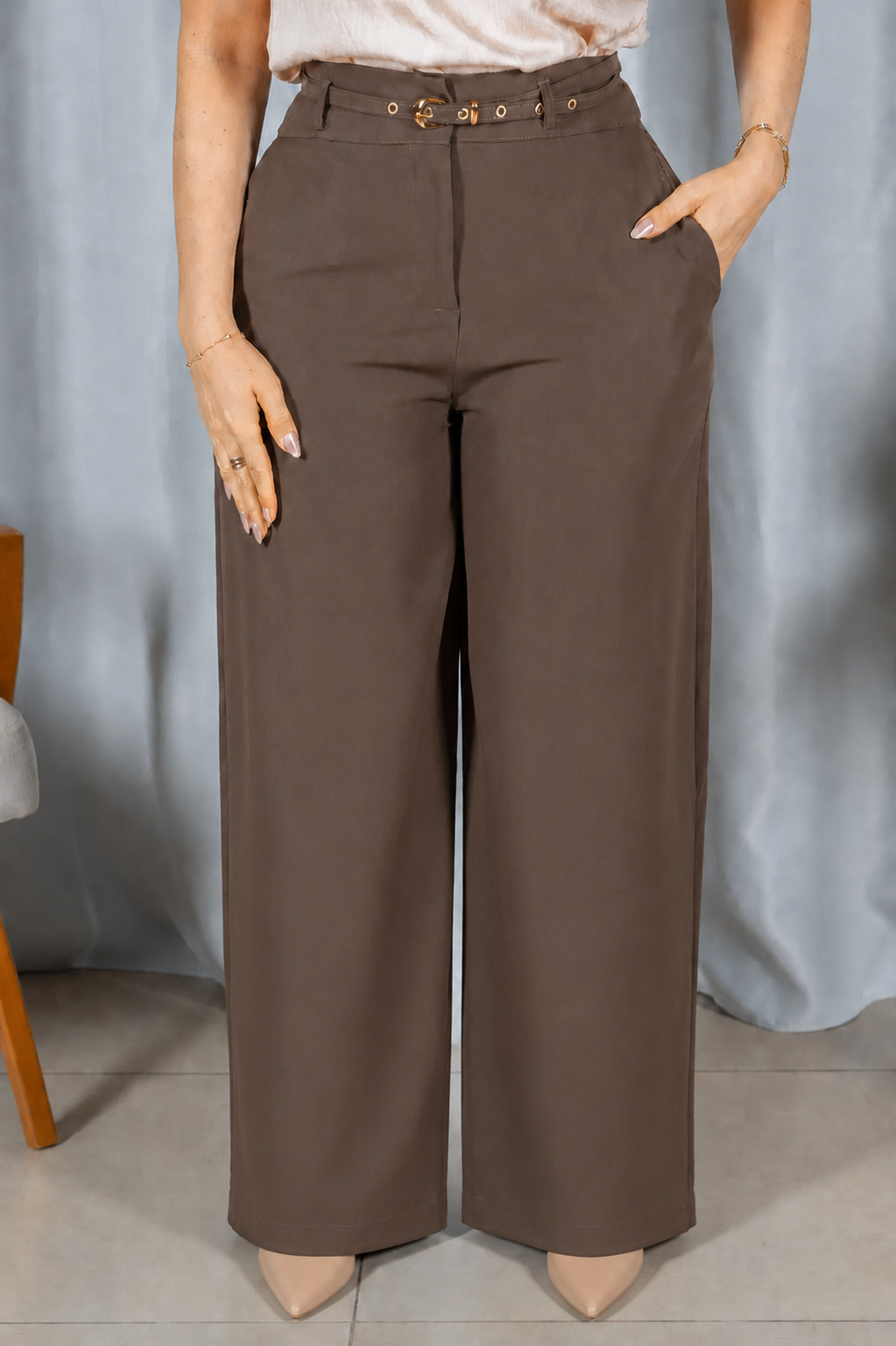 Calça Pantalona que Alonga a Silhueta Luiza Marrom Oliva