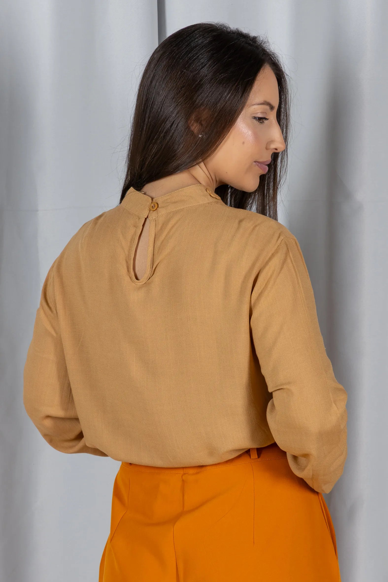 Blusa Manga Longa Visco-Linho com Bordado Floral Sonia Bege