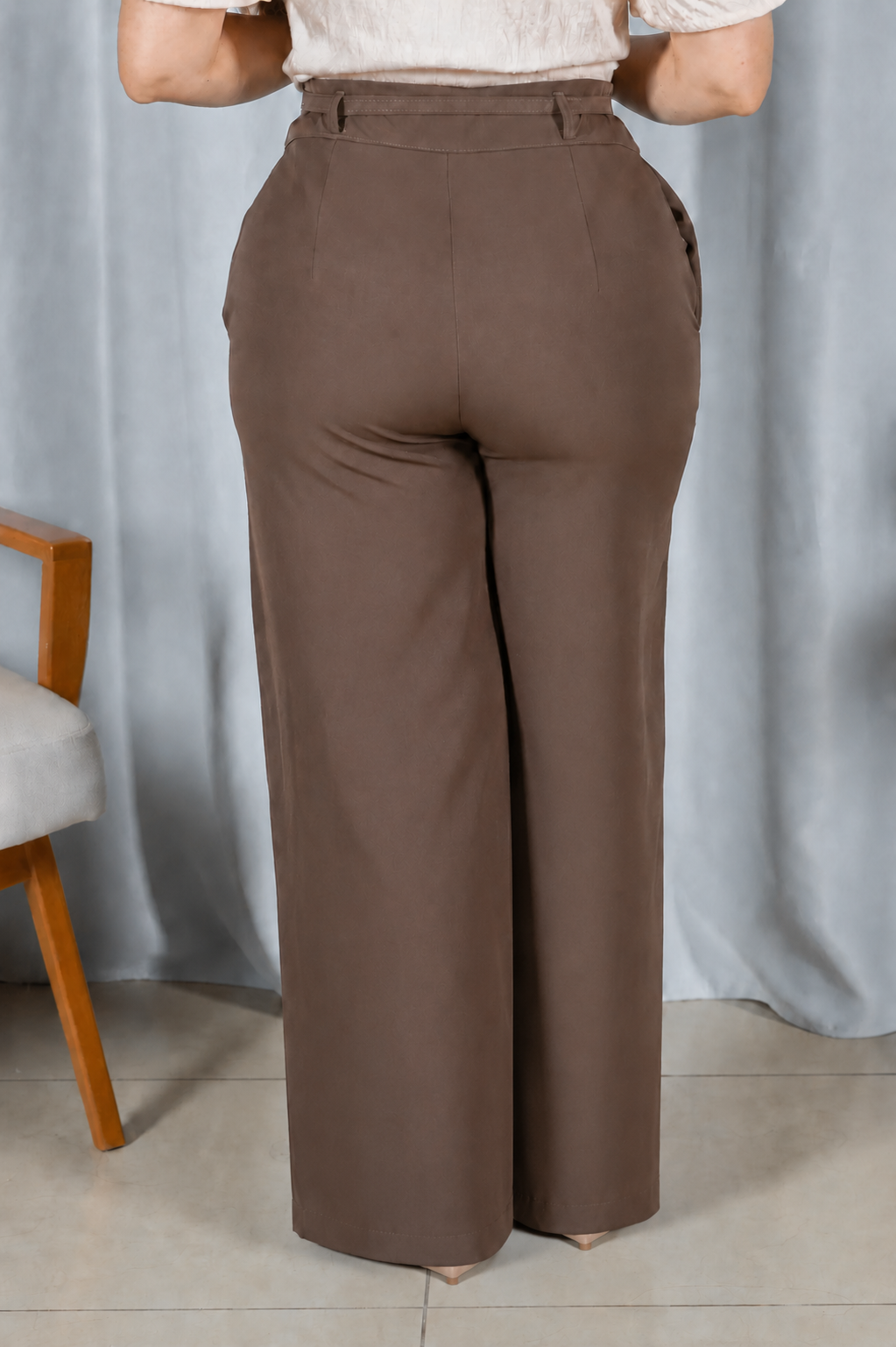 Calça Pantalona que Alonga a Silhueta Luiza Marrom Oliva