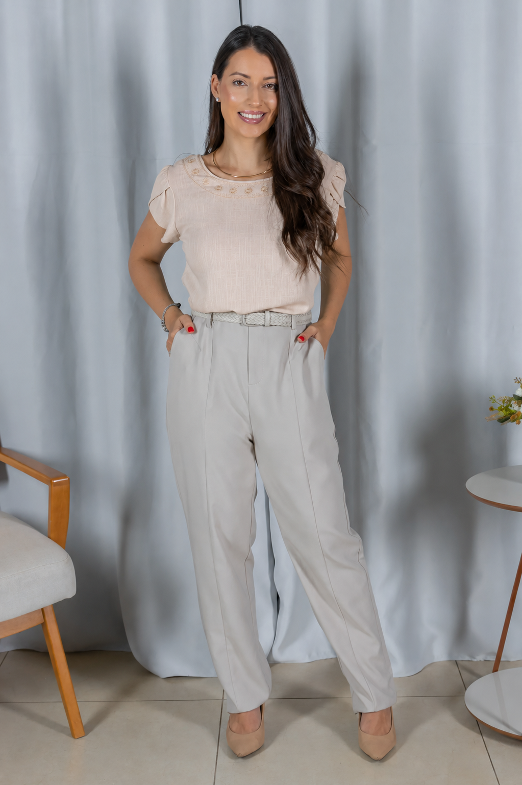 Blusa Manga Curta Transpassada com Bordado Delicado Selma Bege