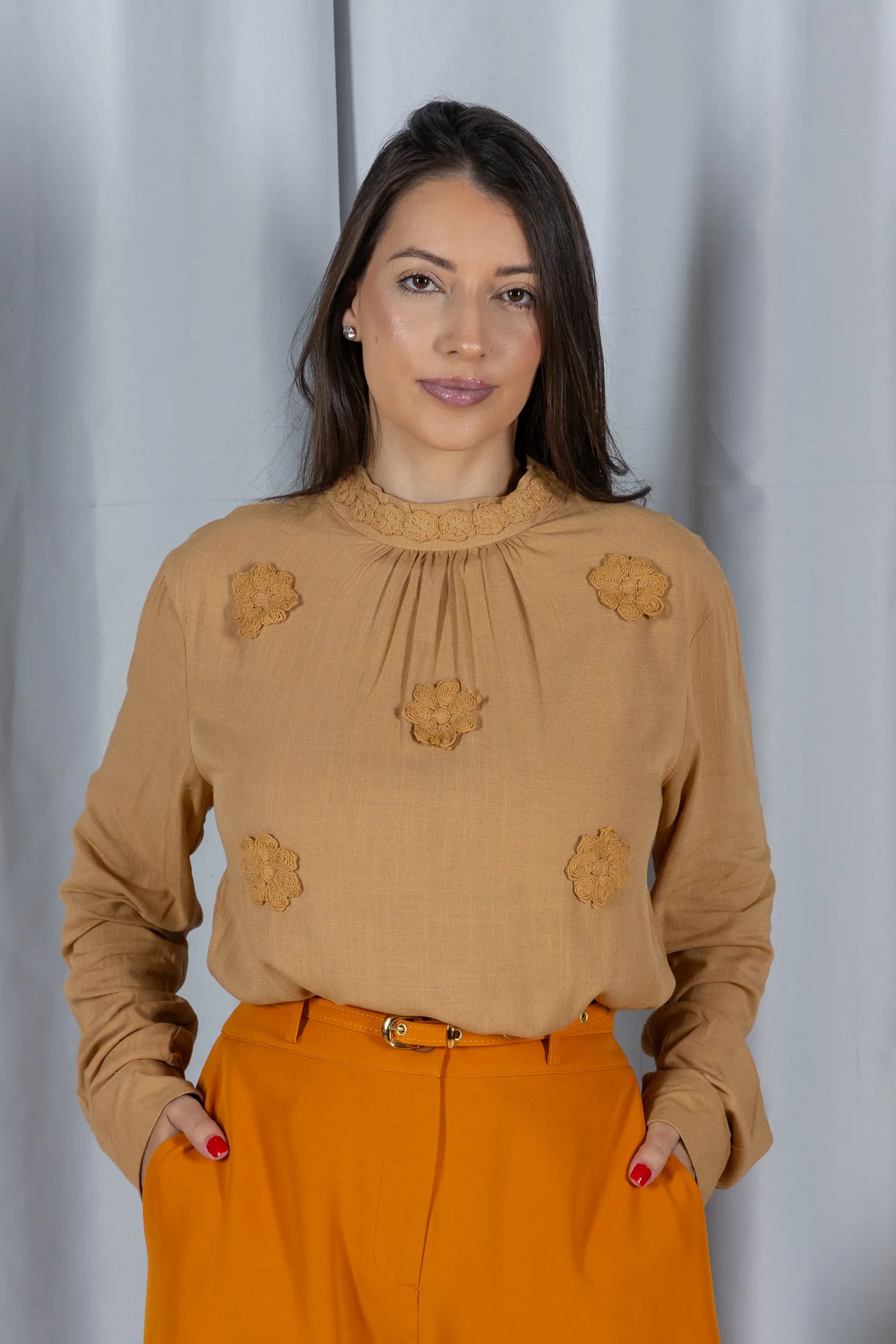Blusa Manga Longa Visco-Linho com Bordado Floral Sonia Bege