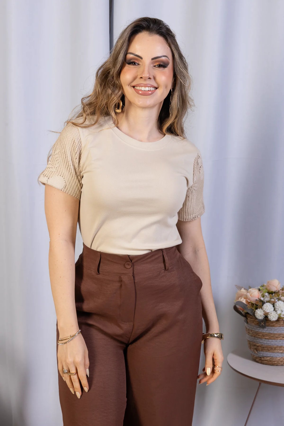 Blusa em Cotton Lycra com Manga Trabalhada em Renda Naiara Bege
