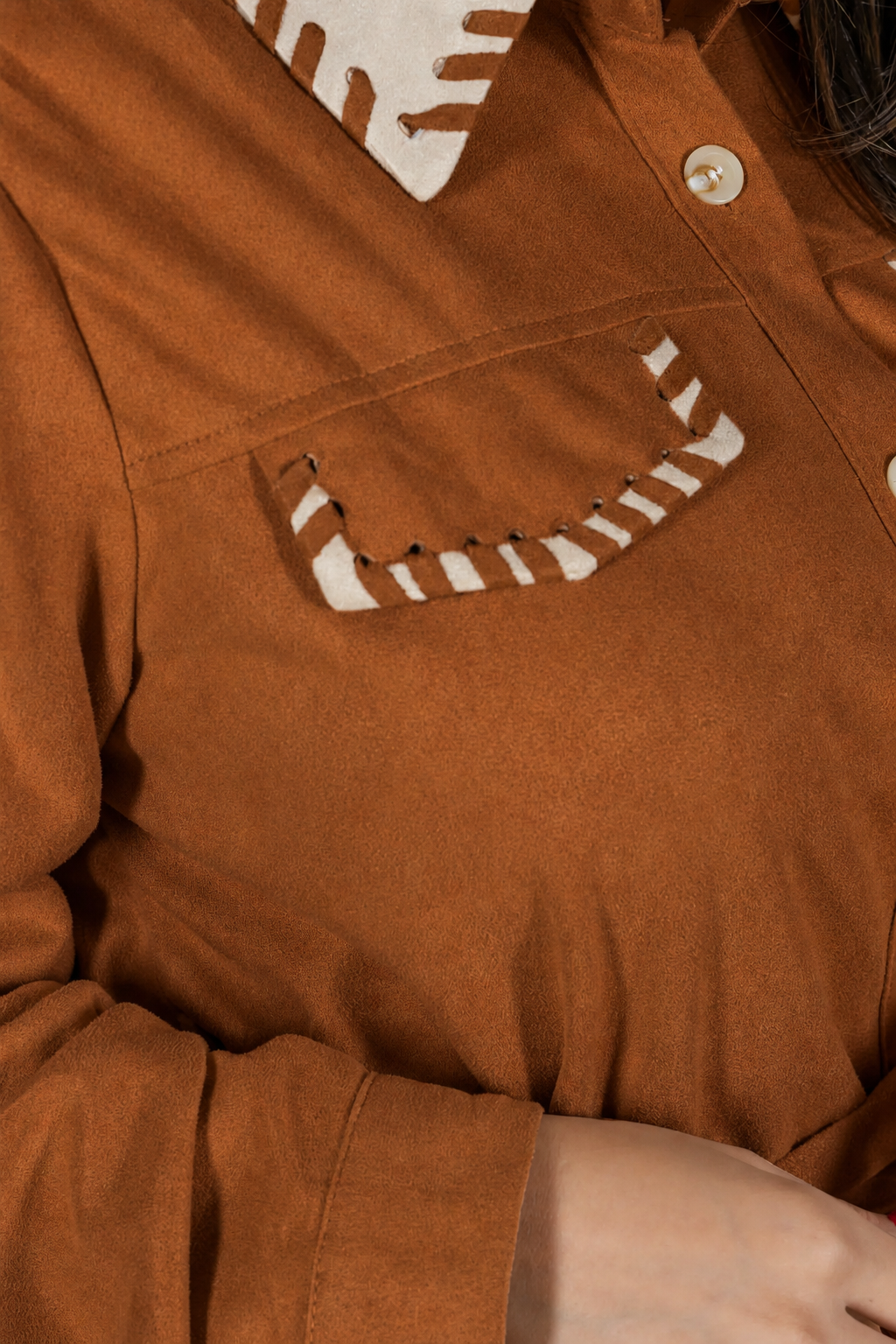 Chemise Suede Pesponto Sofisticado Luna Caramelo - variação frente