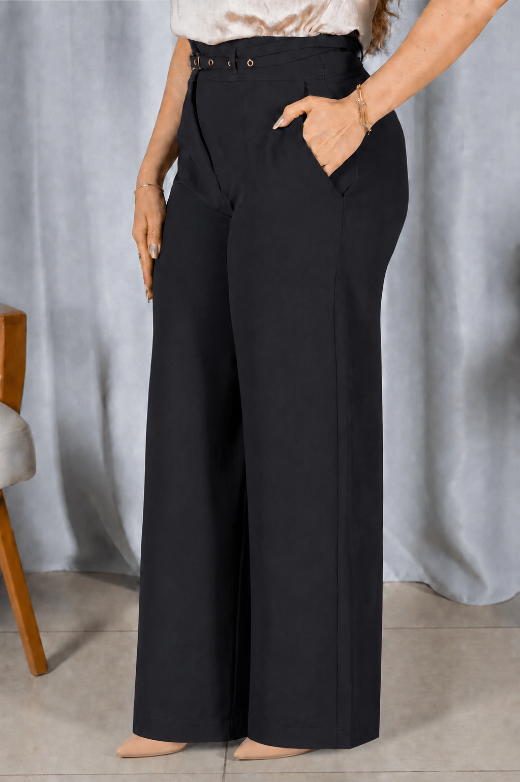 Calça Pantalona que Alonga a Silhueta Luiza Preta