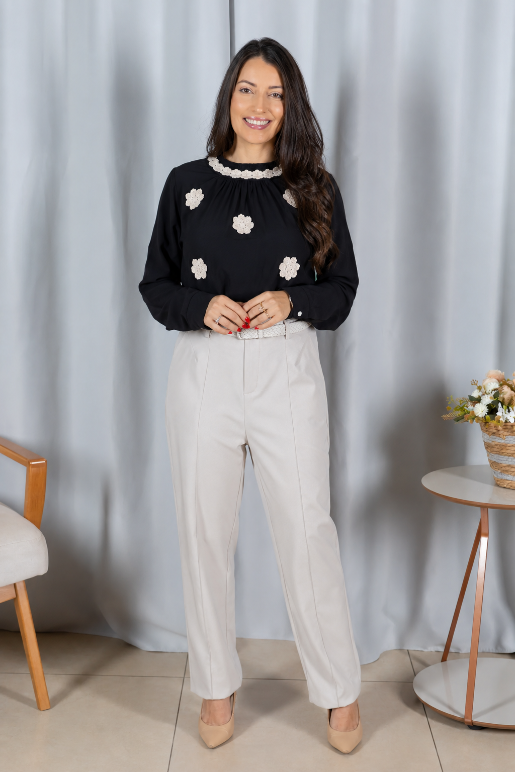Blusa Manga Longa Visco-Linho com Bordado Floral Sonia Preta