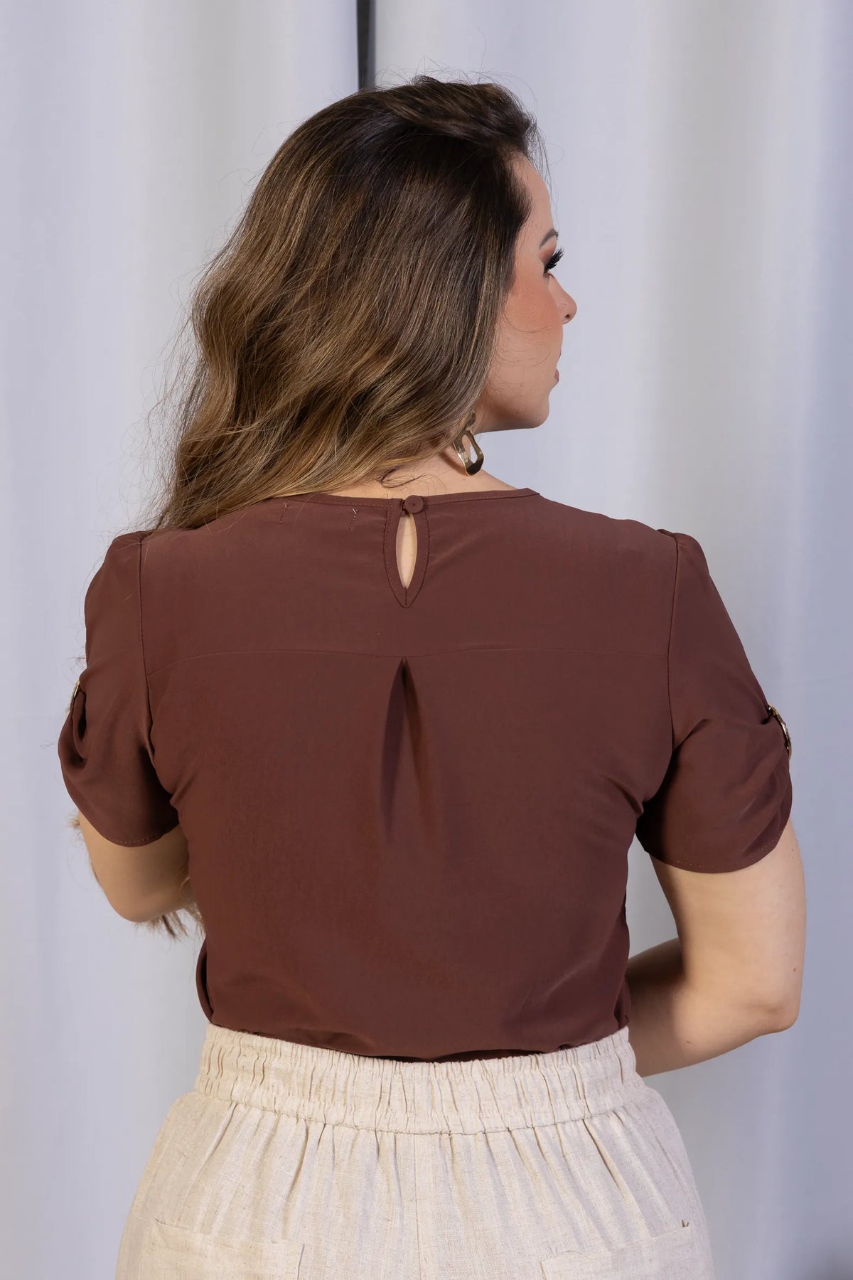 Blusa Manga Curta em Crepe Classic com Broche na Manga Nádia Marrom