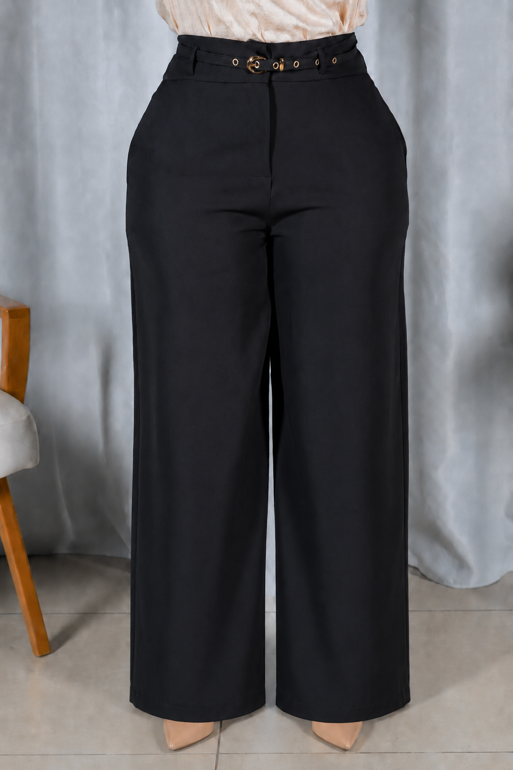 Calça Pantalona que Alonga a Silhueta Luiza Preta
