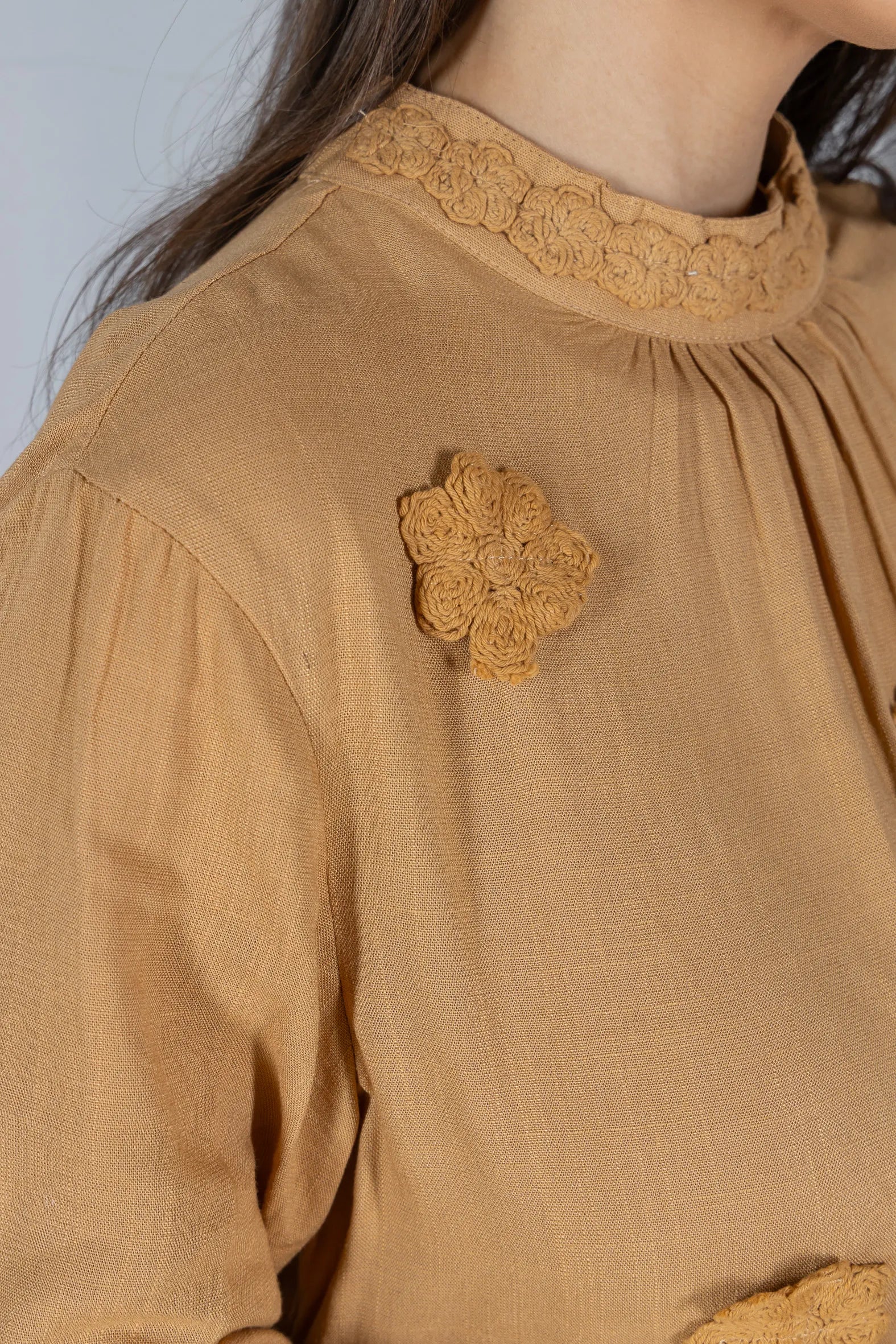Blusa Manga Longa Visco-Linho com Bordado Floral Sonia Bege