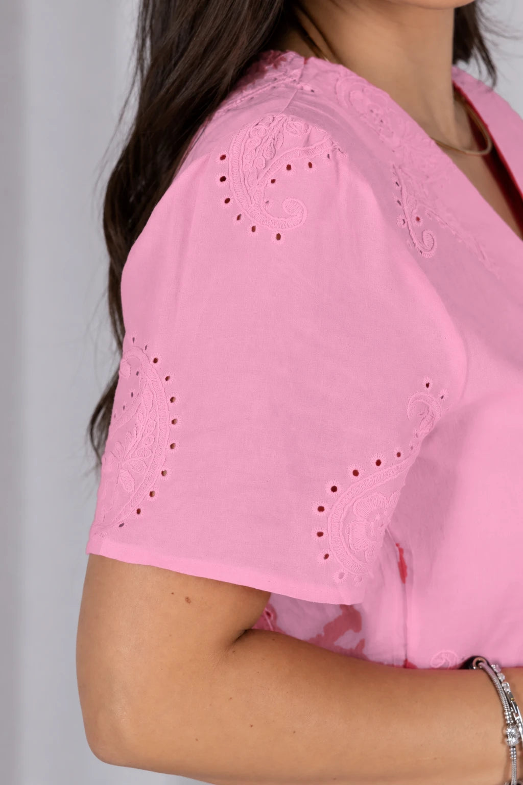 Blusa Laise com Decote V Emanuelle Rosa - detalhe adicional