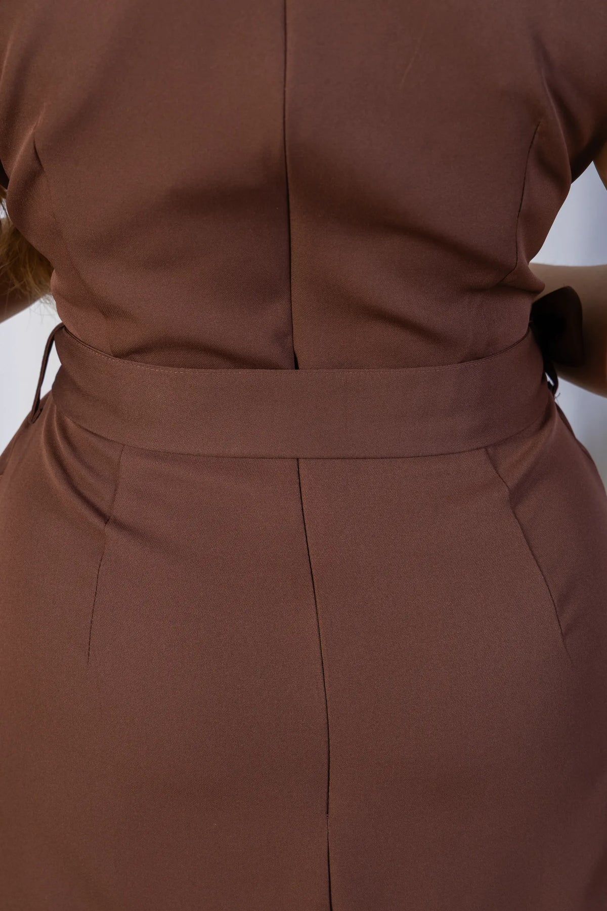 Vestido em Alfaiataria Decote Quadrado Malu Marrom