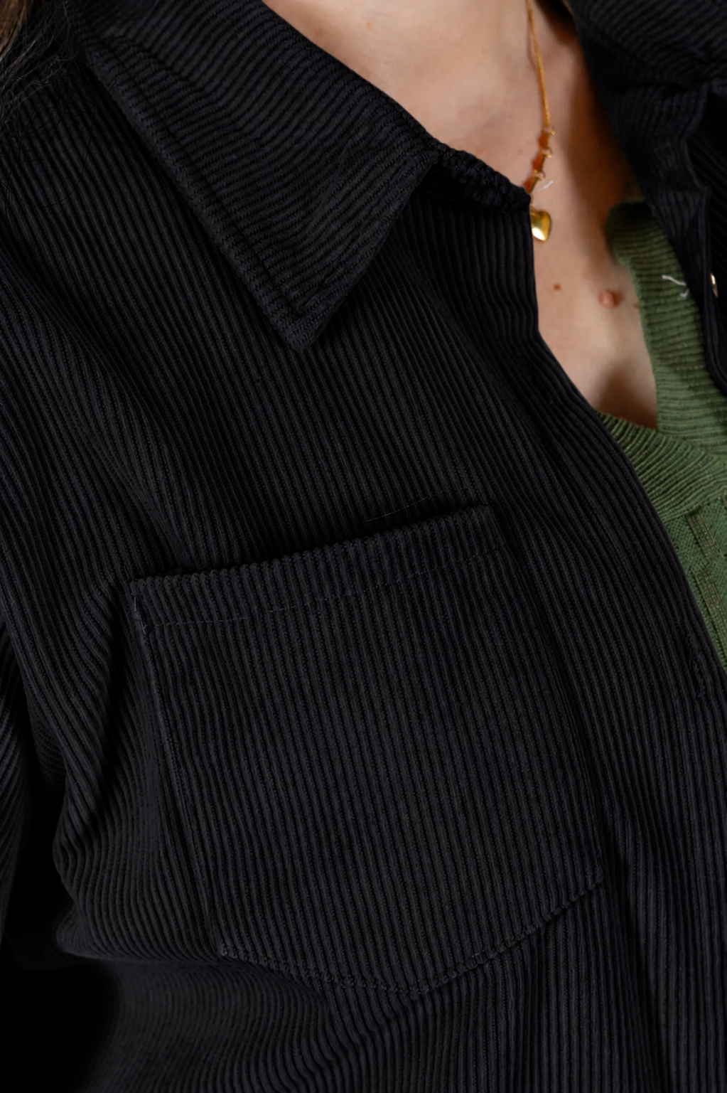 Camisa Cotelê com Bolsos Zoey Preta