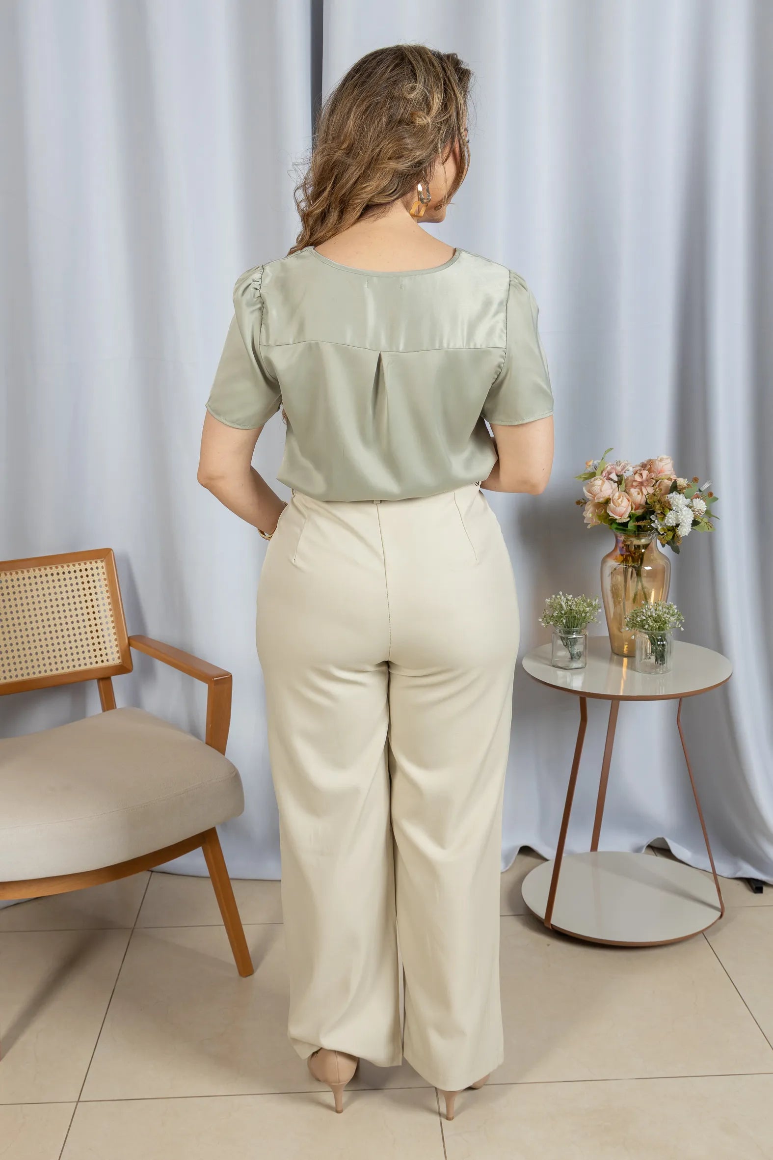 Blusa Manga Curta Poly Silk Detalhe Colo Lauane Verde - costas