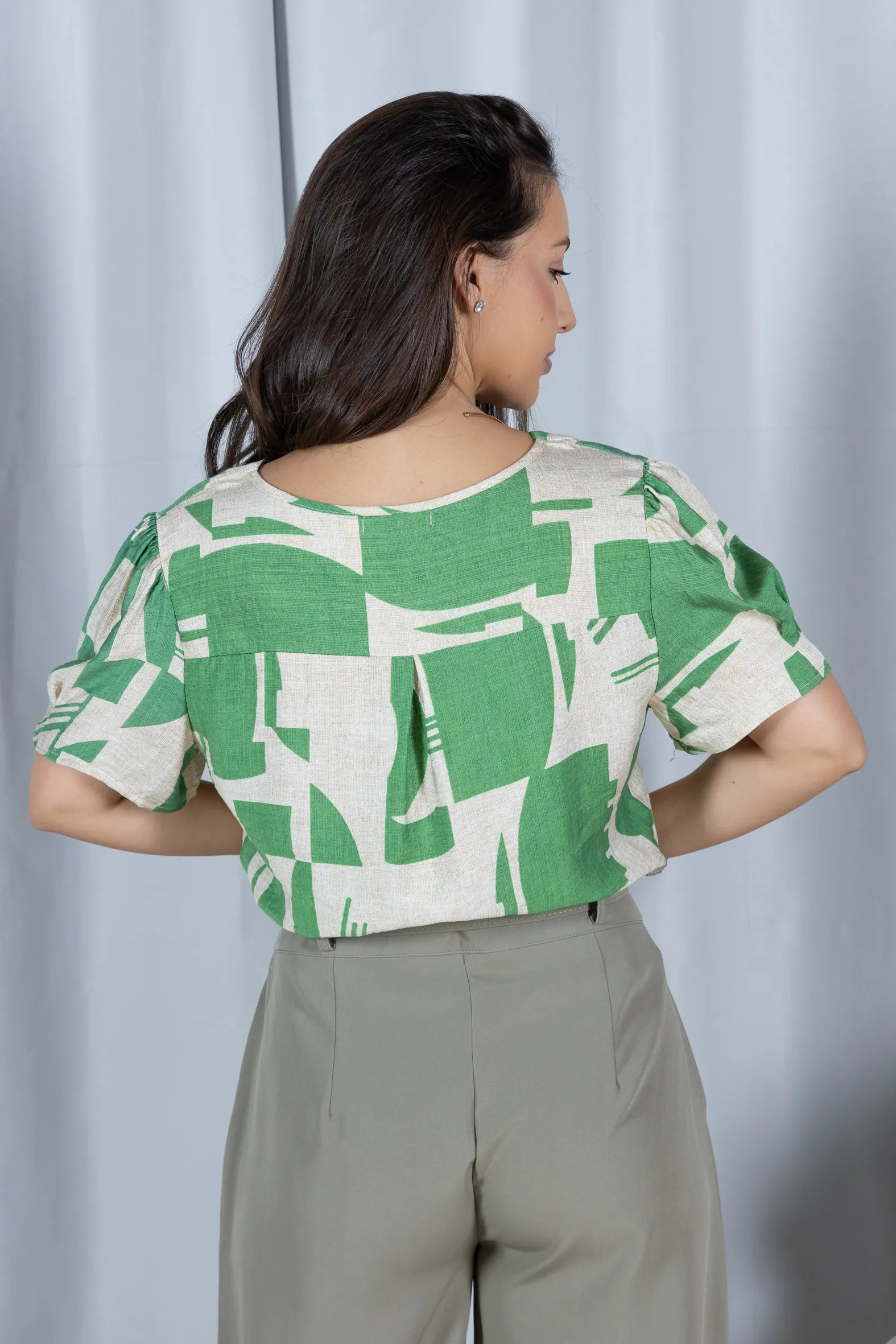 Blusa Estampada Leve com Decote "V" Mônica Verde