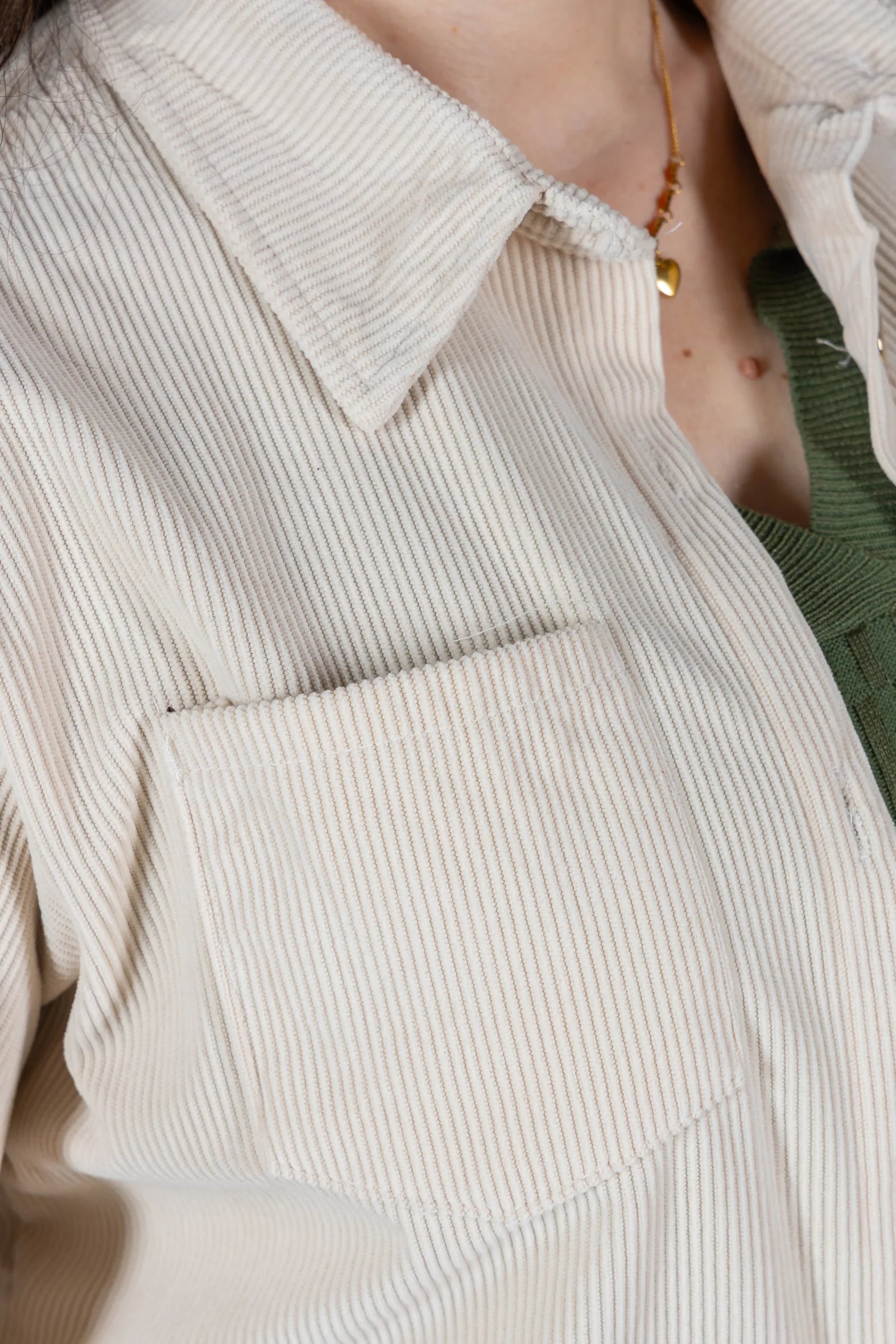 Camisa Cotelê com Bolsos Zoey Creme