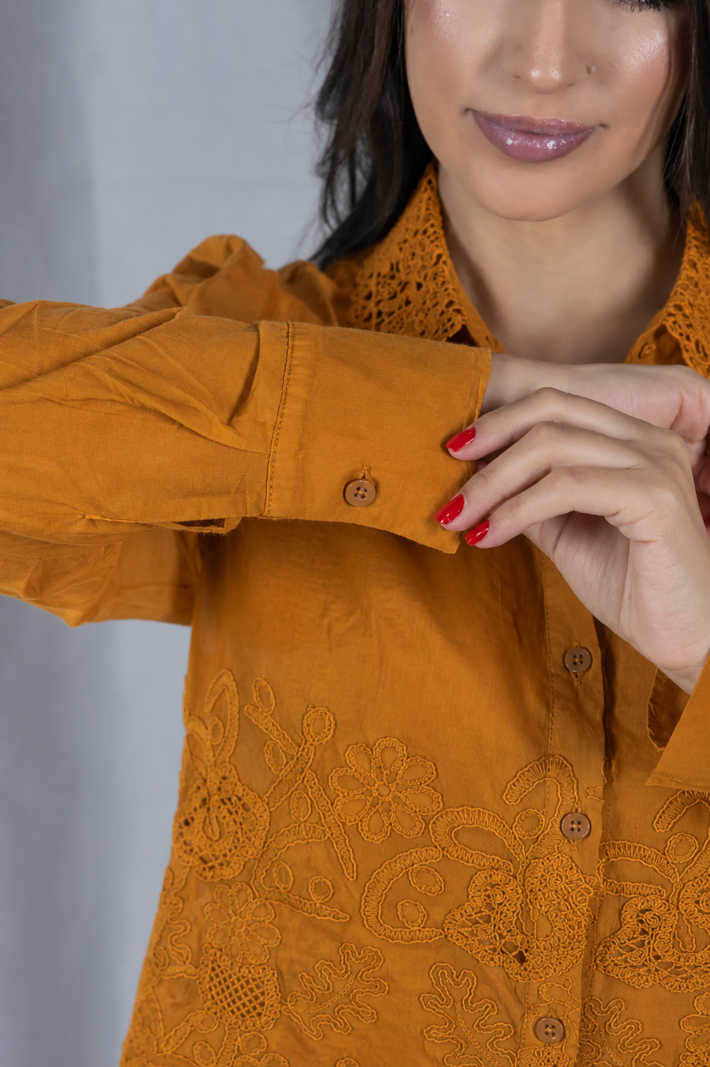 Camisa em Laise com Detalhes em Renda Marina Mostarda