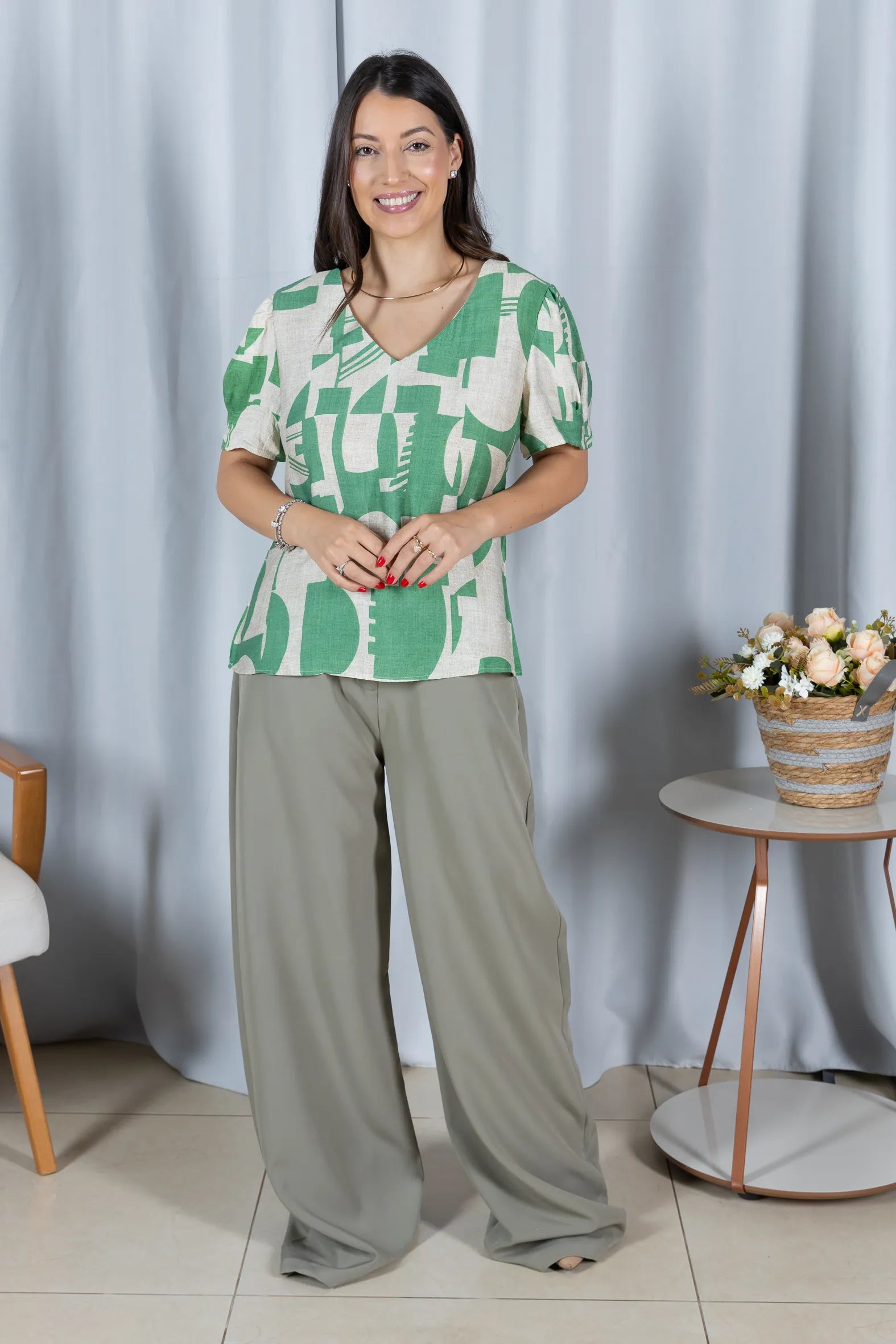 Blusa Estampada Leve com Decote "V" Mônica Verde