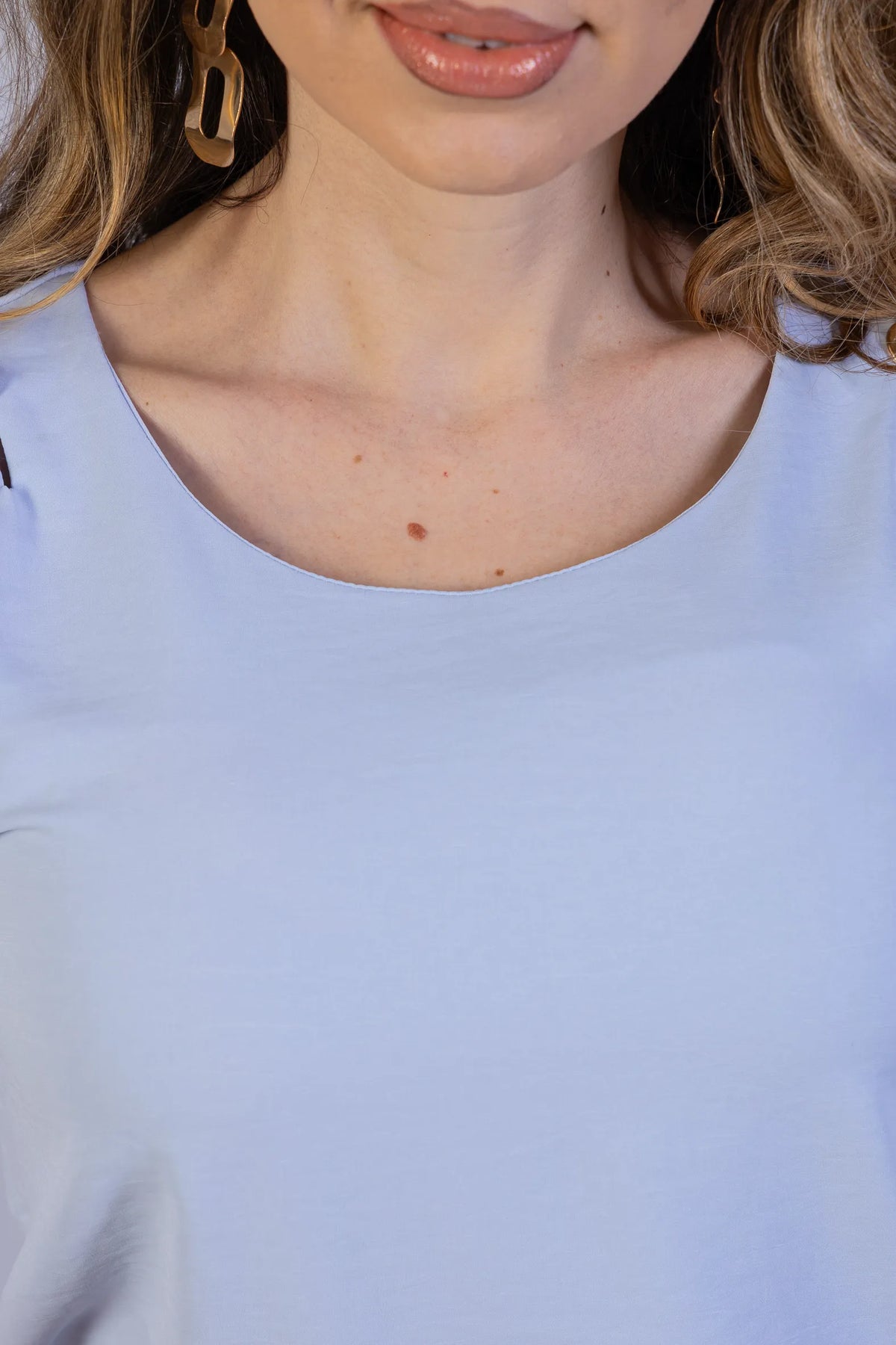 Blusa Manga Curta em Crepe com Detalhes de Abotoamento Teresa Azul