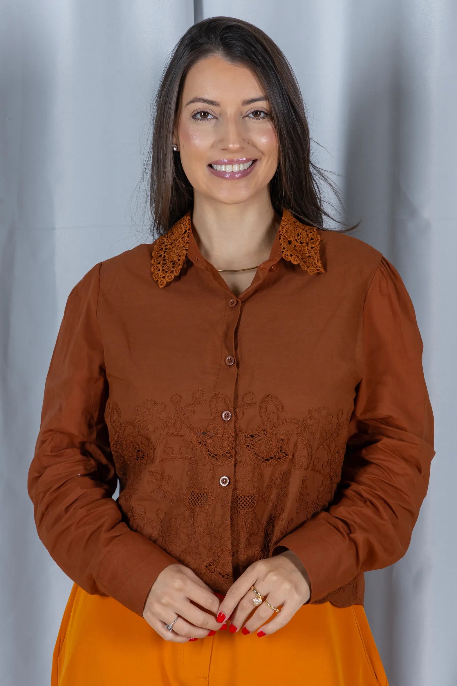 Camisa em Laise com Detalhes em Renda Marina Marrom