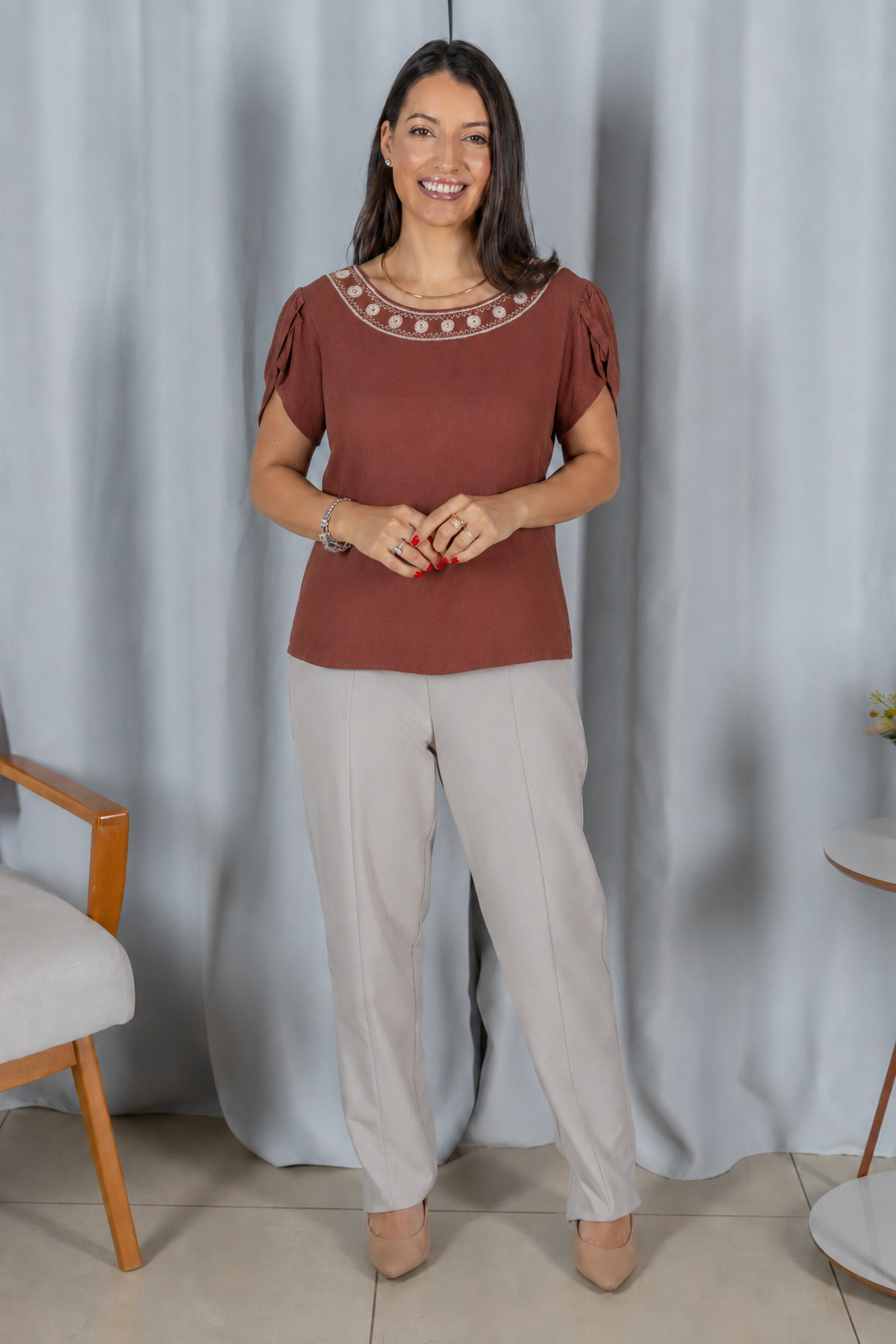 Blusa Manga Curta Transpassada com Bordado Delicado Selma Marrom