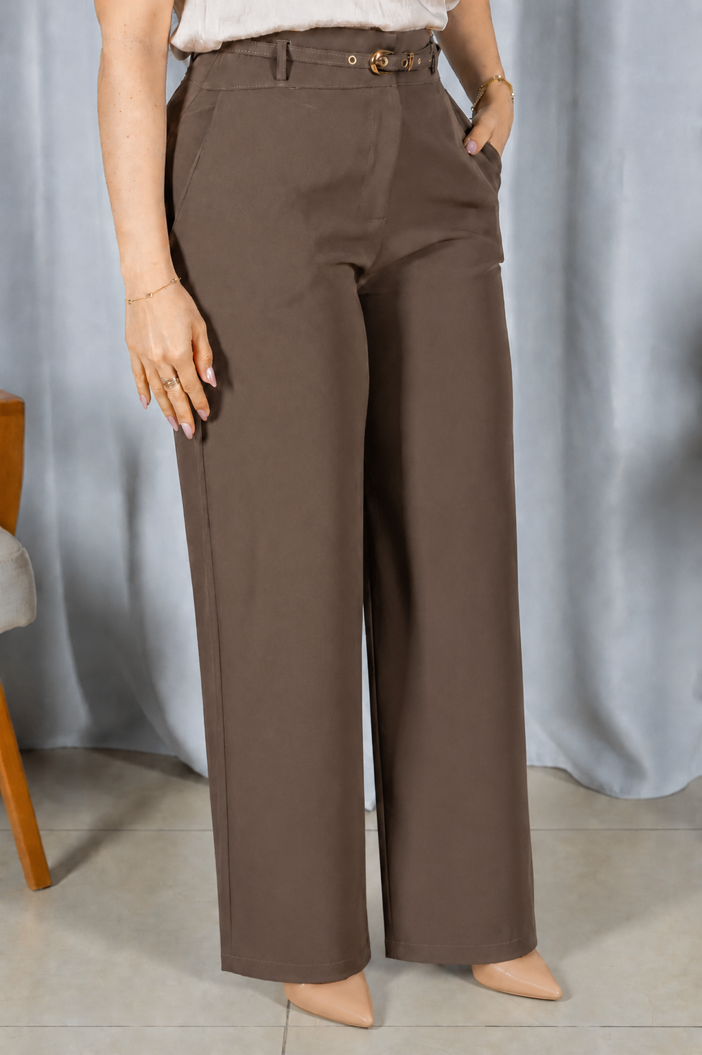 Calça Pantalona que Alonga a Silhueta Luiza Marrom Oliva