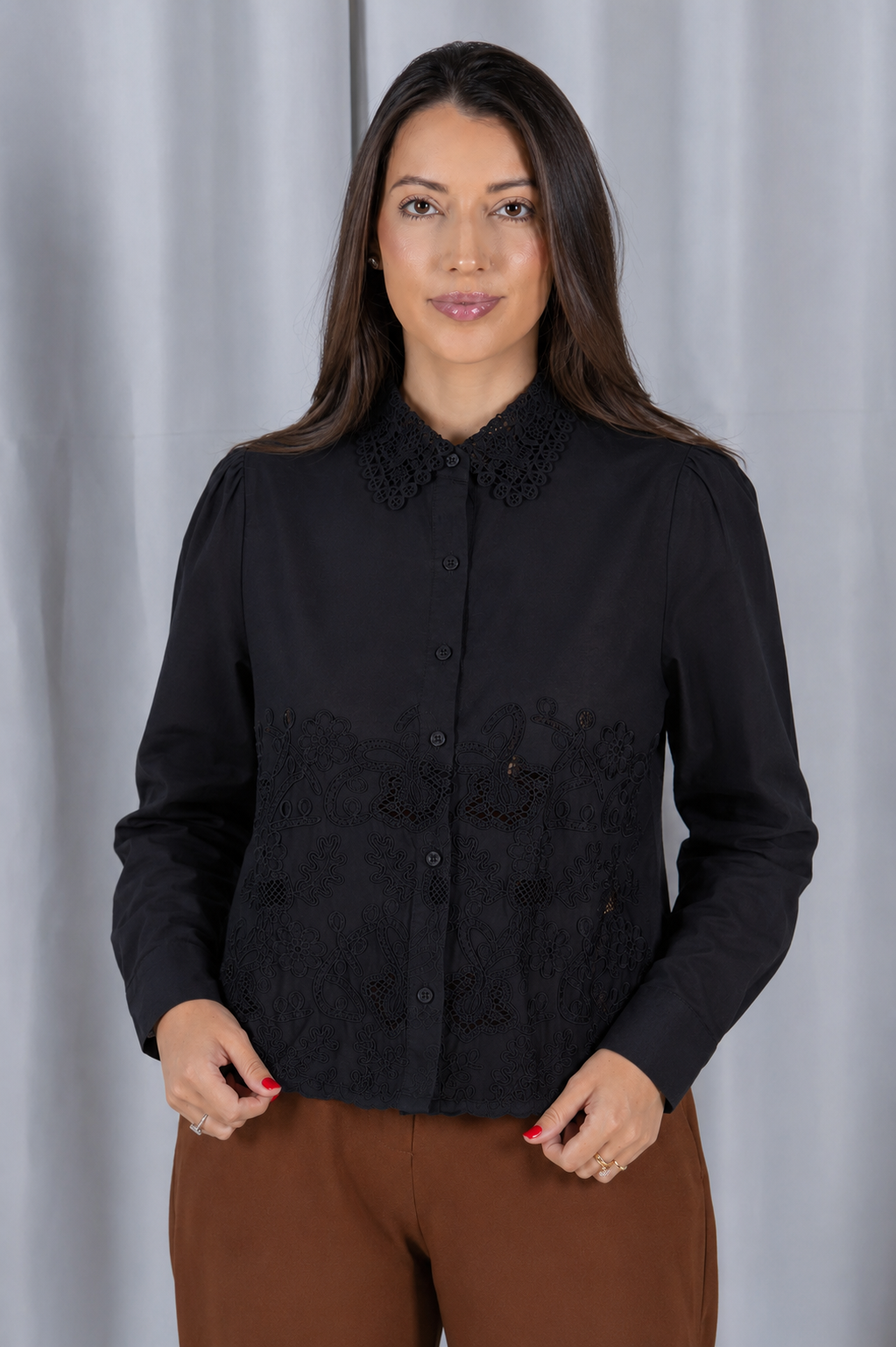 Camisa em Laise com Detalhes em Renda Marina Preta