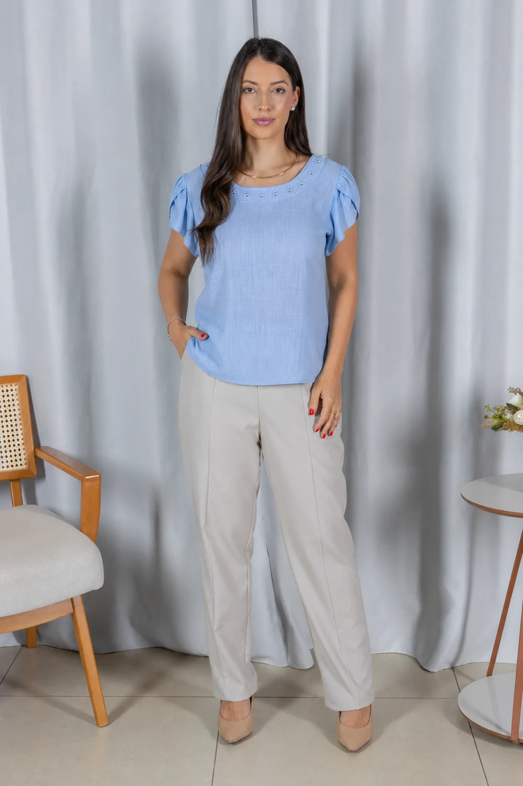 Blusa Manga Curta Transpassada com Bordado Delicado Selma Azul
