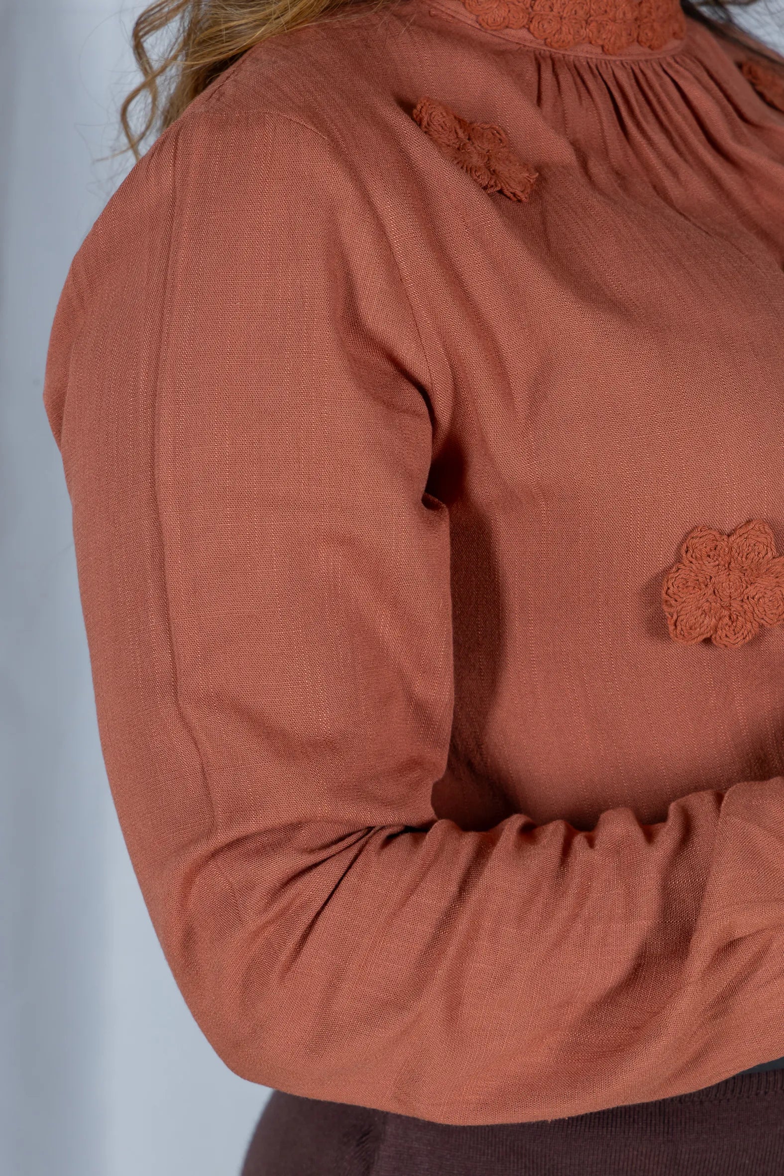 Blusa Manga Longa Visco-Linho com Bordado Floral Sonia Terracota