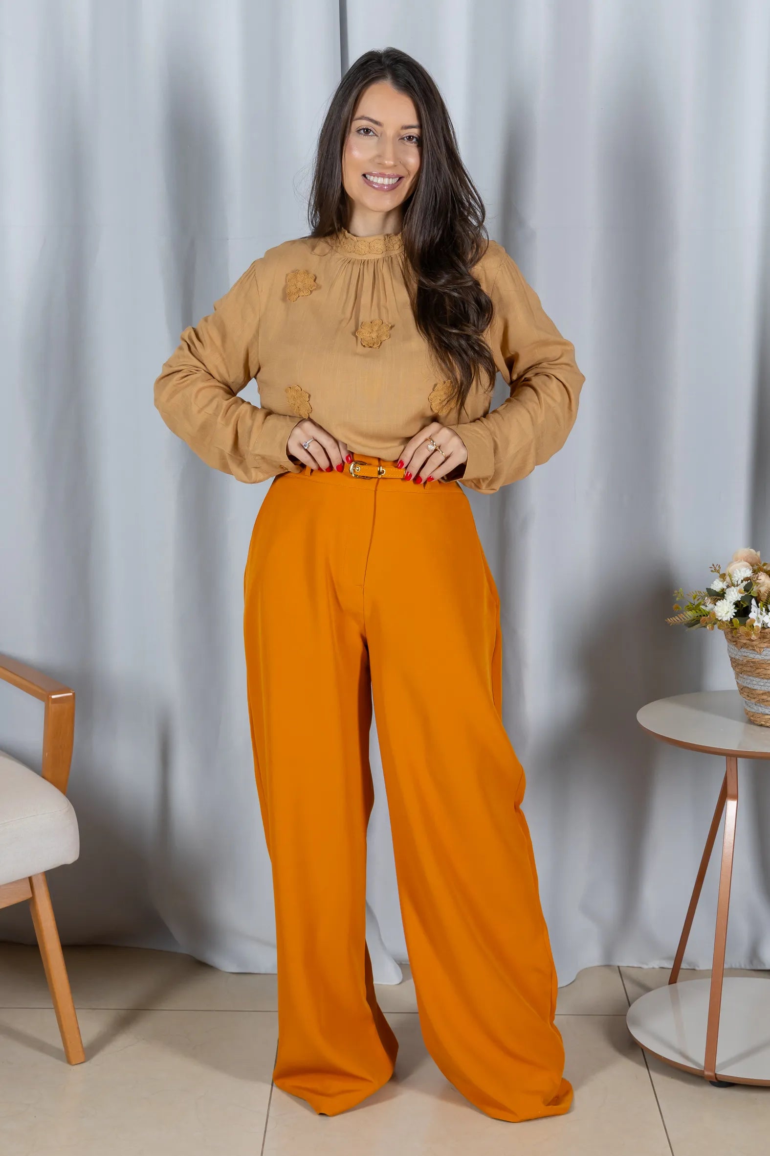 Blusa Manga Longa Visco-Linho com Bordado Floral Sonia Bege