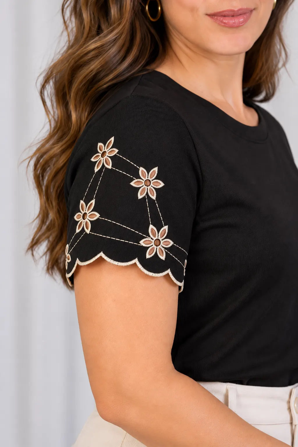 Blusa Manga Curta Em Cotton Lycra Manga Bordada Cora Preta
