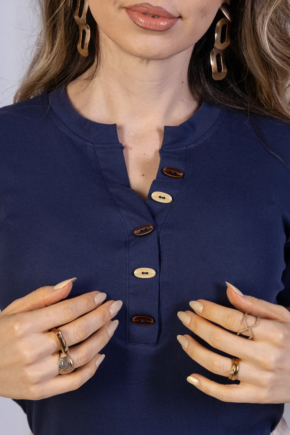 Blusa Manga Curta em Cotton Lycra com Detalhe de Botões no Colo Alícia Azul Marinho