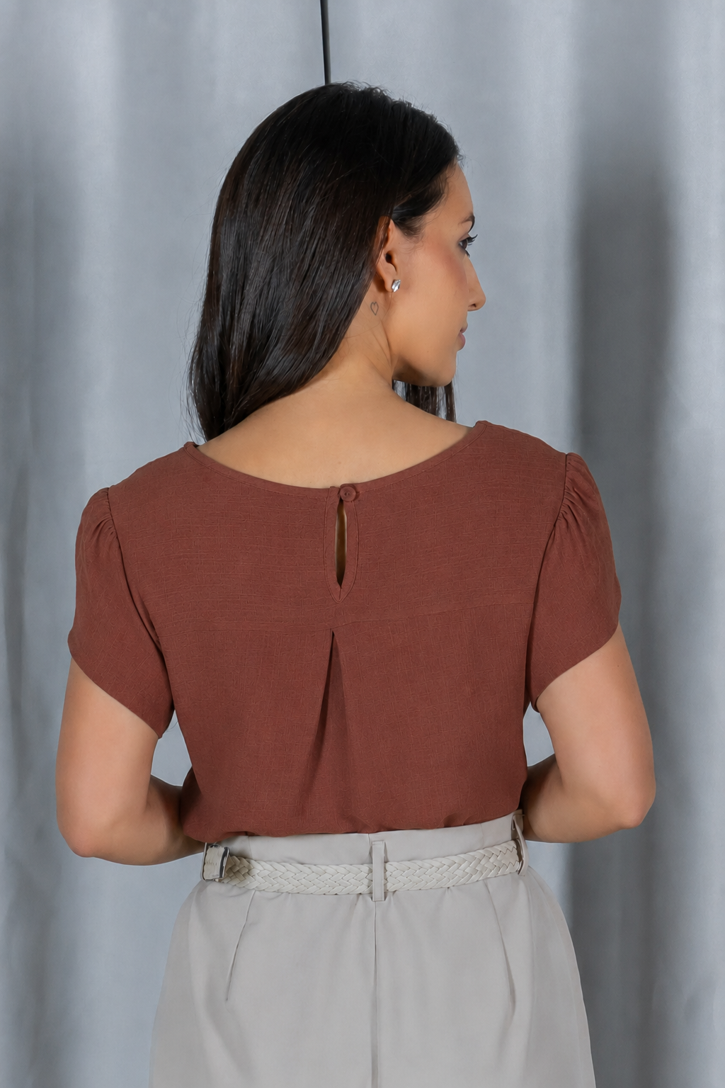 Blusa Manga Curta Transpassada com Bordado Delicado Selma Marrom