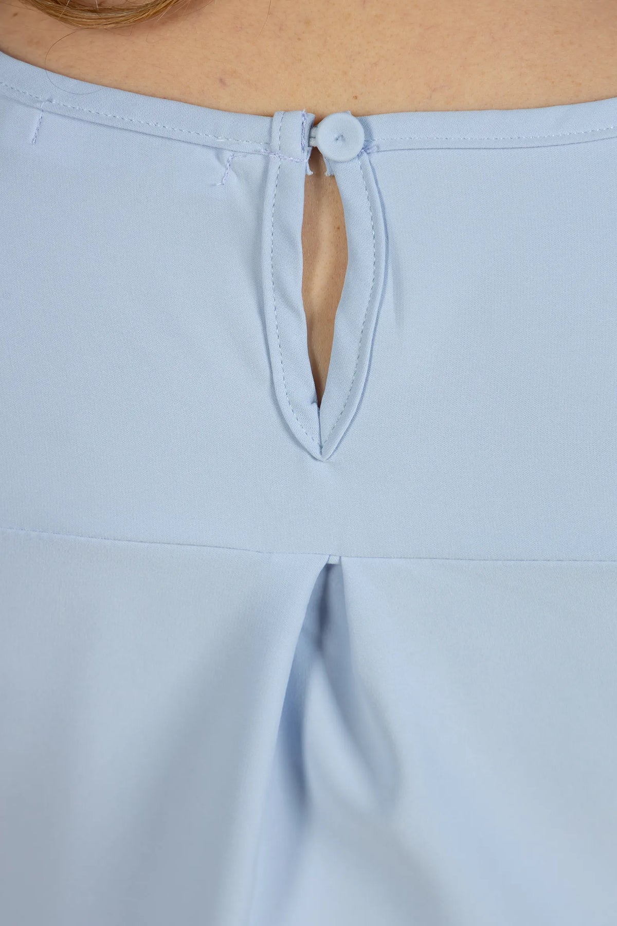 Blusa Manga Curta Detalhe Manga Em Renda Bárbara Azul - costas