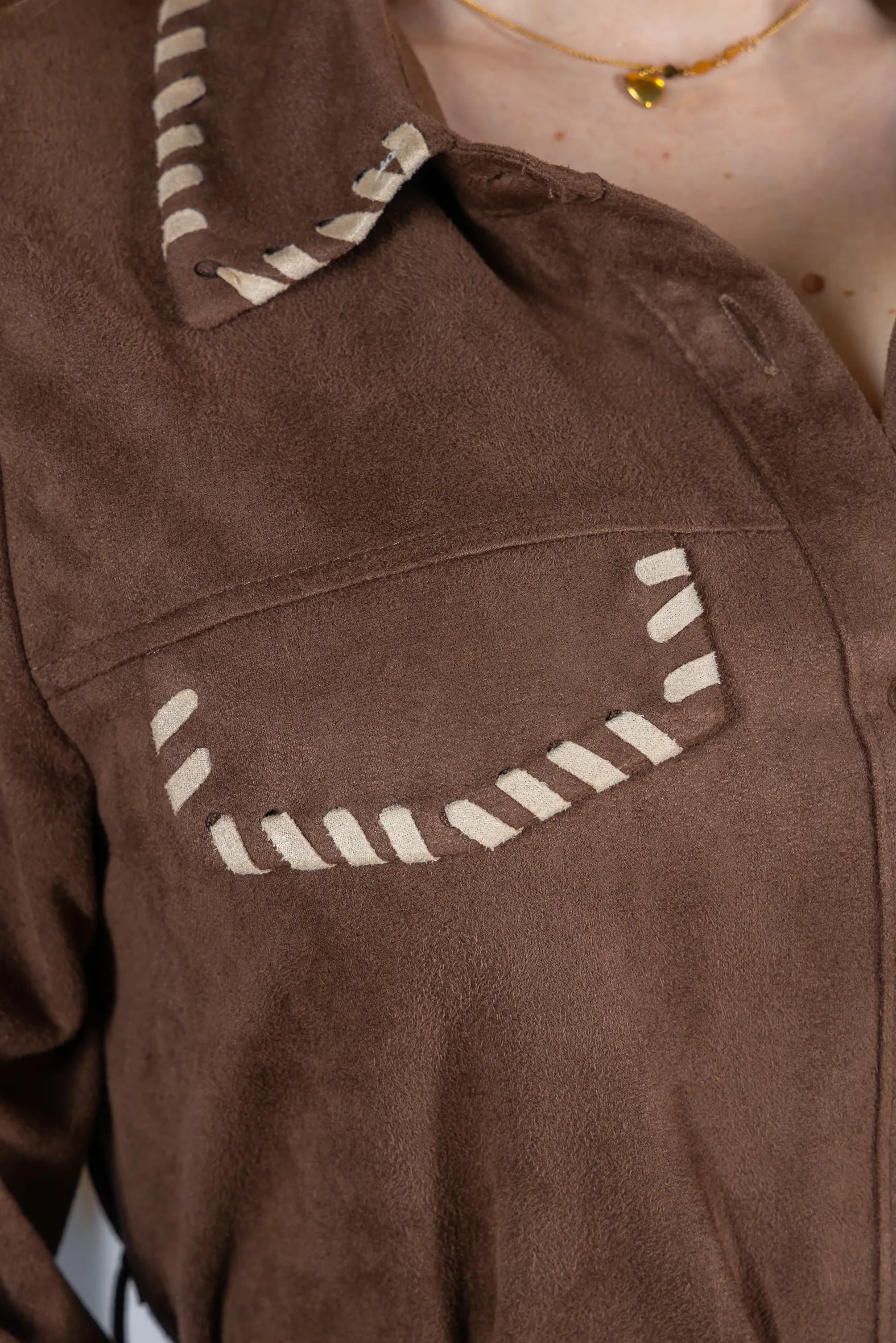 Chemise Suede Pesponto Sofisticado Luna Marrom - variação lateral