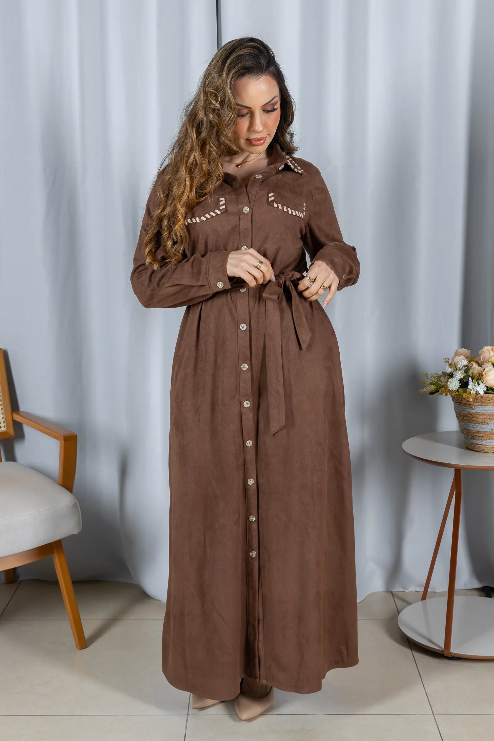 Chemise Suede Pesponto Sofisticado Luna Marrom - lateral