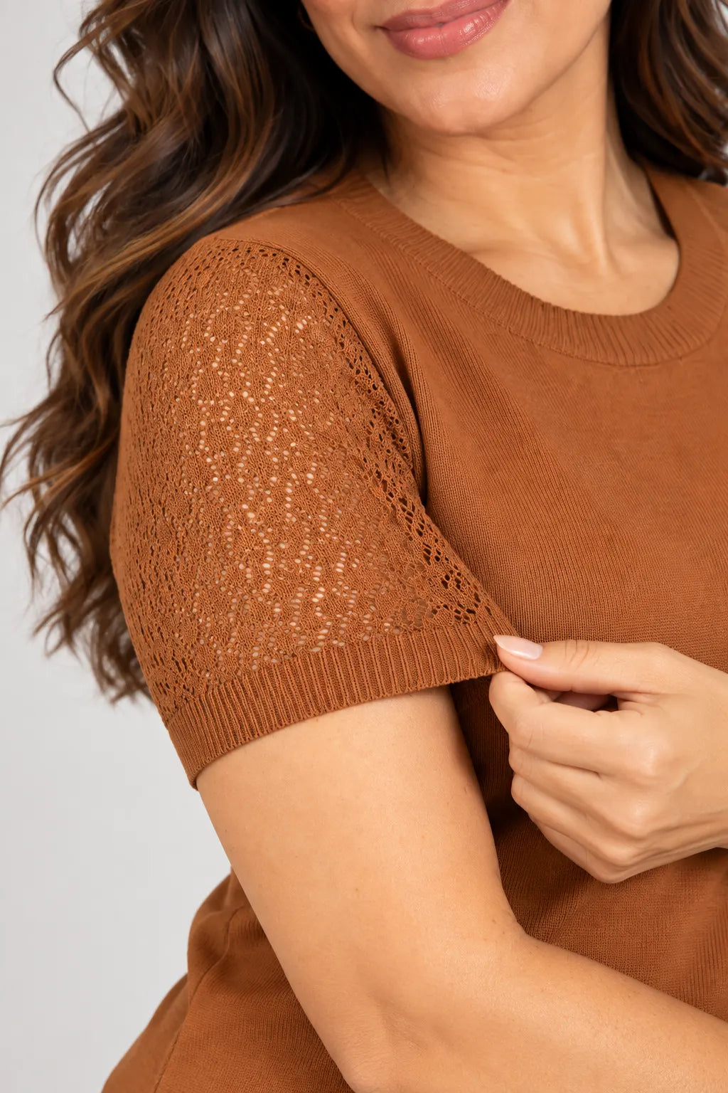 Blusa Manga Curta Modal Renda Efeito Crochê Jordana Caramelo
