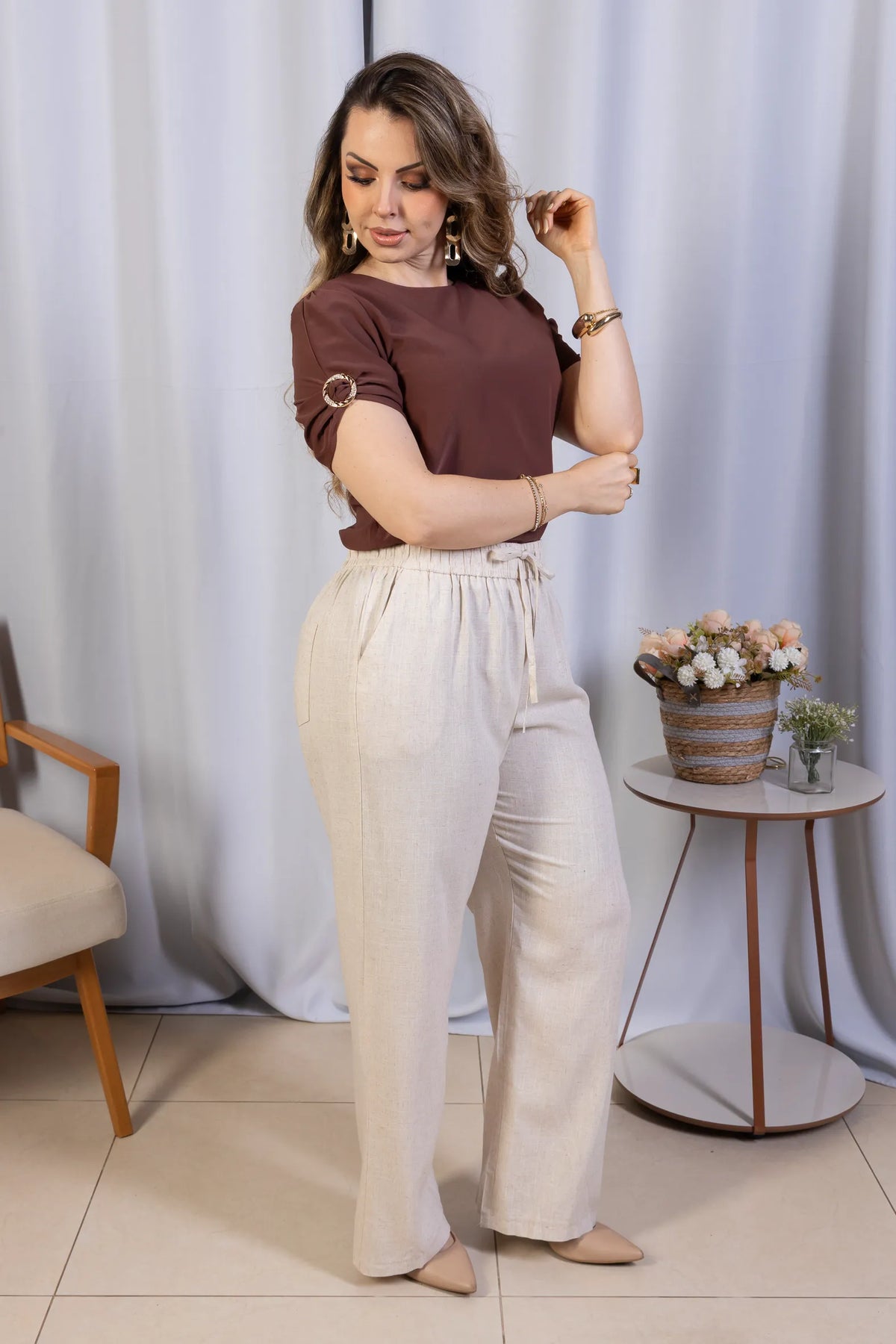 Blusa Manga Curta em Crepe Classic com Broche na Manga Nádia Marrom