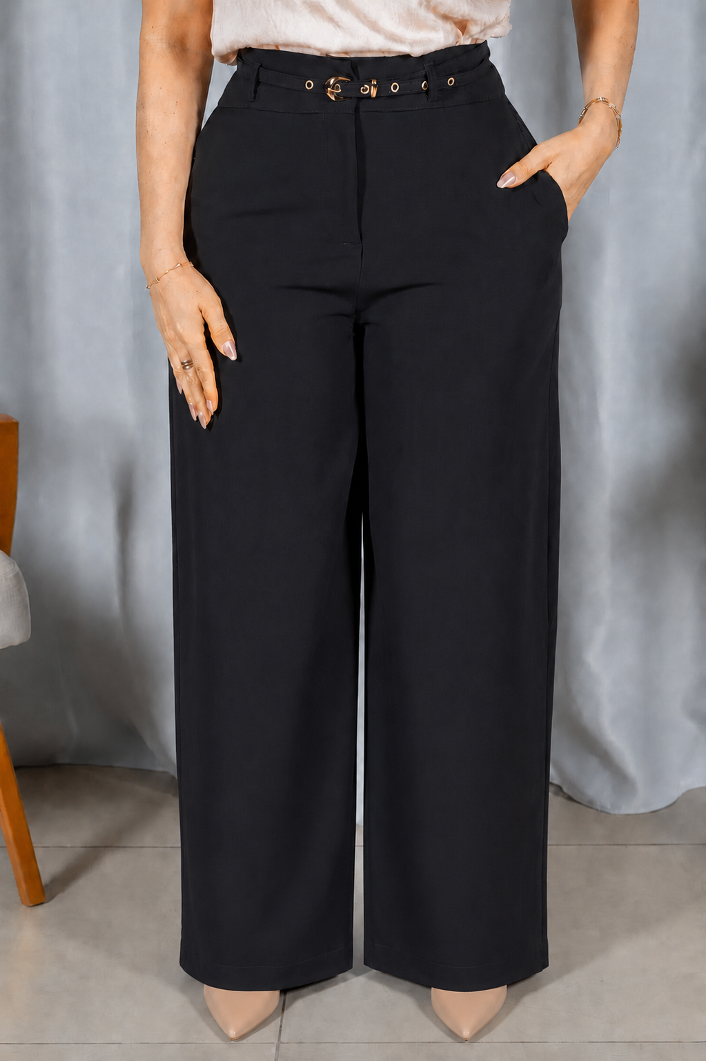 Calça Pantalona que Alonga a Silhueta Luiza Preta