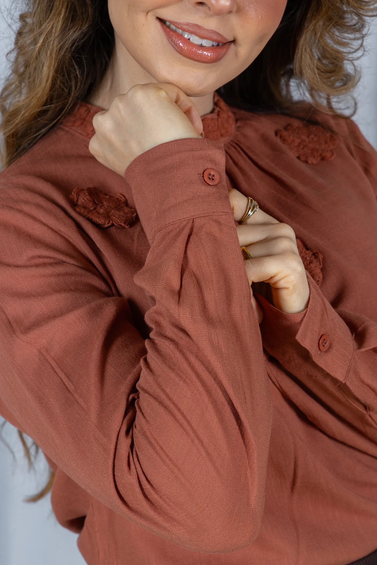 Blusa Manga Longa Visco-Linho com Bordado Floral Sonia Terracota