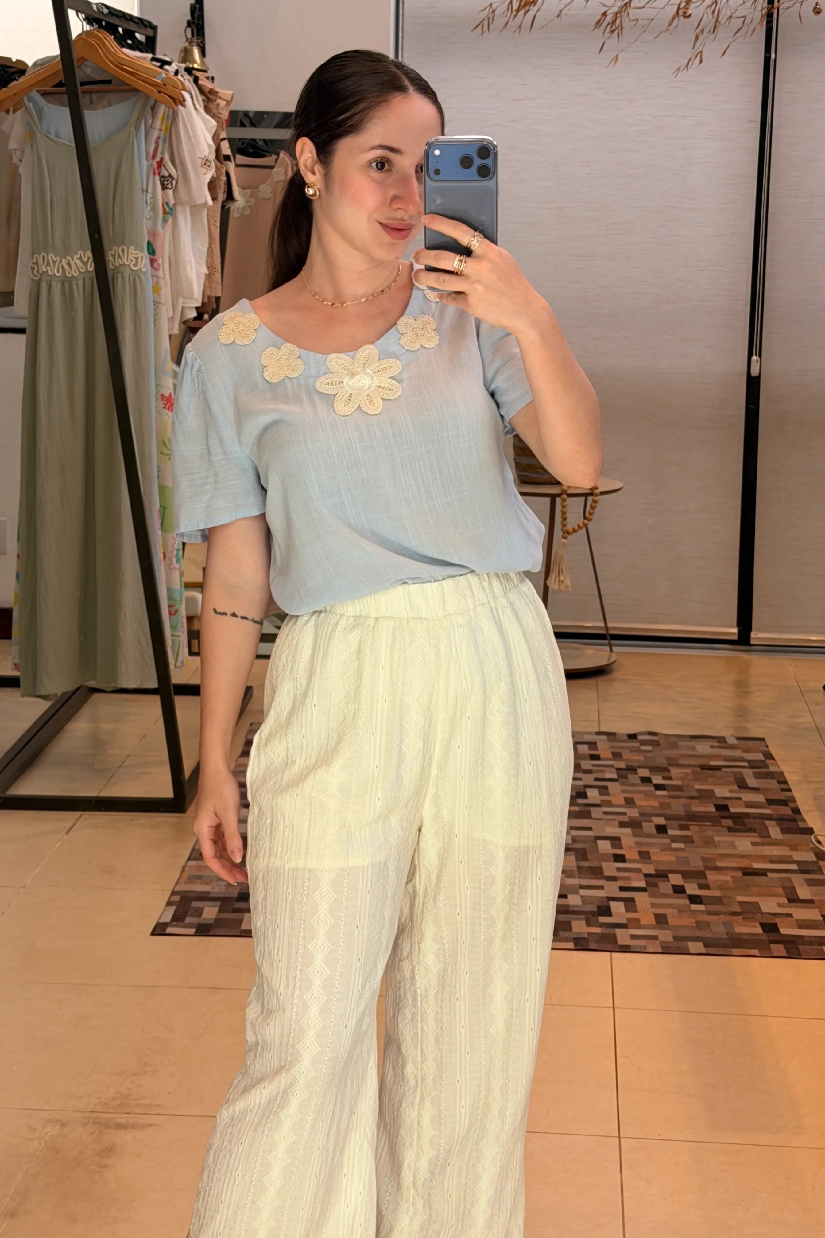 Conjunto: Blusa Manga Curta Colo Bordado Flores Visco Linho Elaine Azul + Calça Pantalona Bordado e Cós com Elástico Carla Crepe Soft Off White