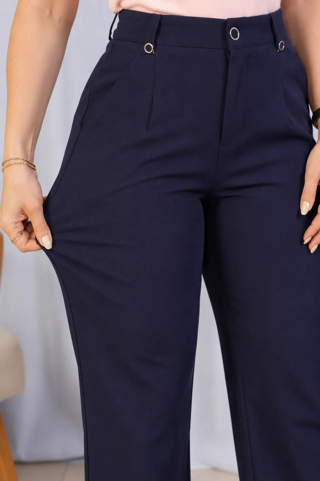 Calça em Alfaiataria com Passador Detalhado Fabíola Azul Marinho