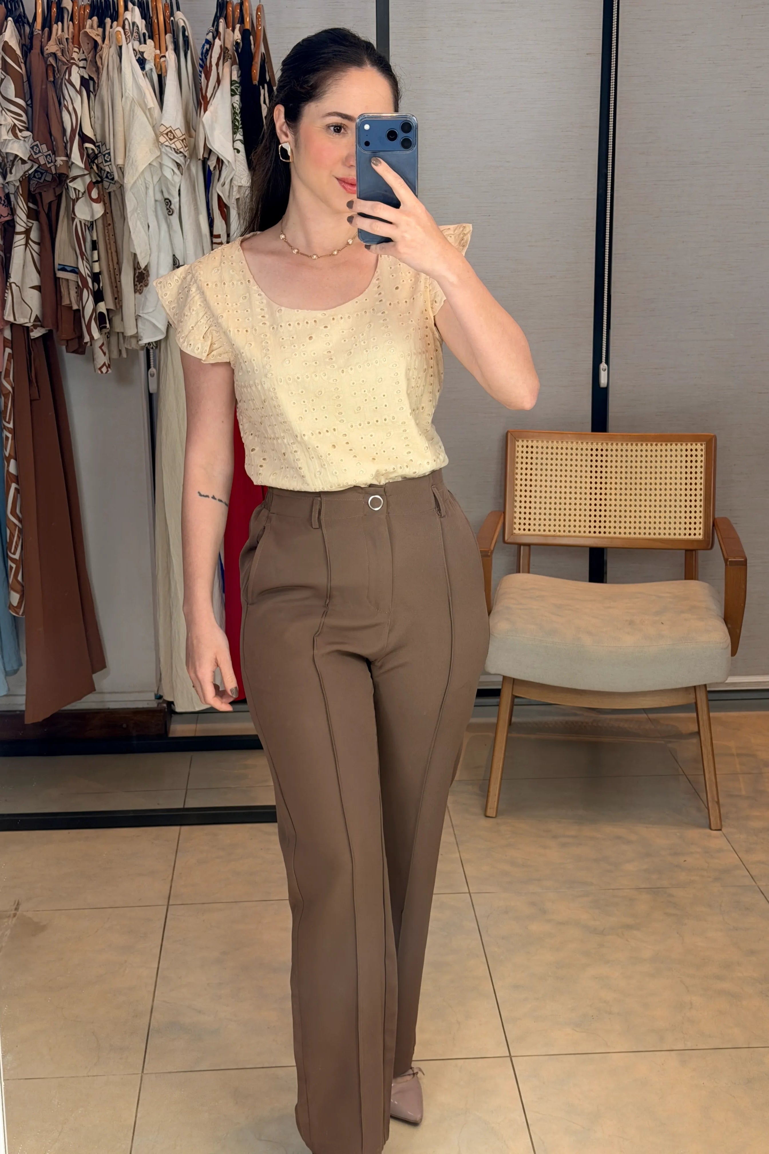 Conjunto: Regata Babados Cotton Em Laise Gabriela Creme + Calça Pantalona Alfaiataria Botão Encapado Margareth Marrom