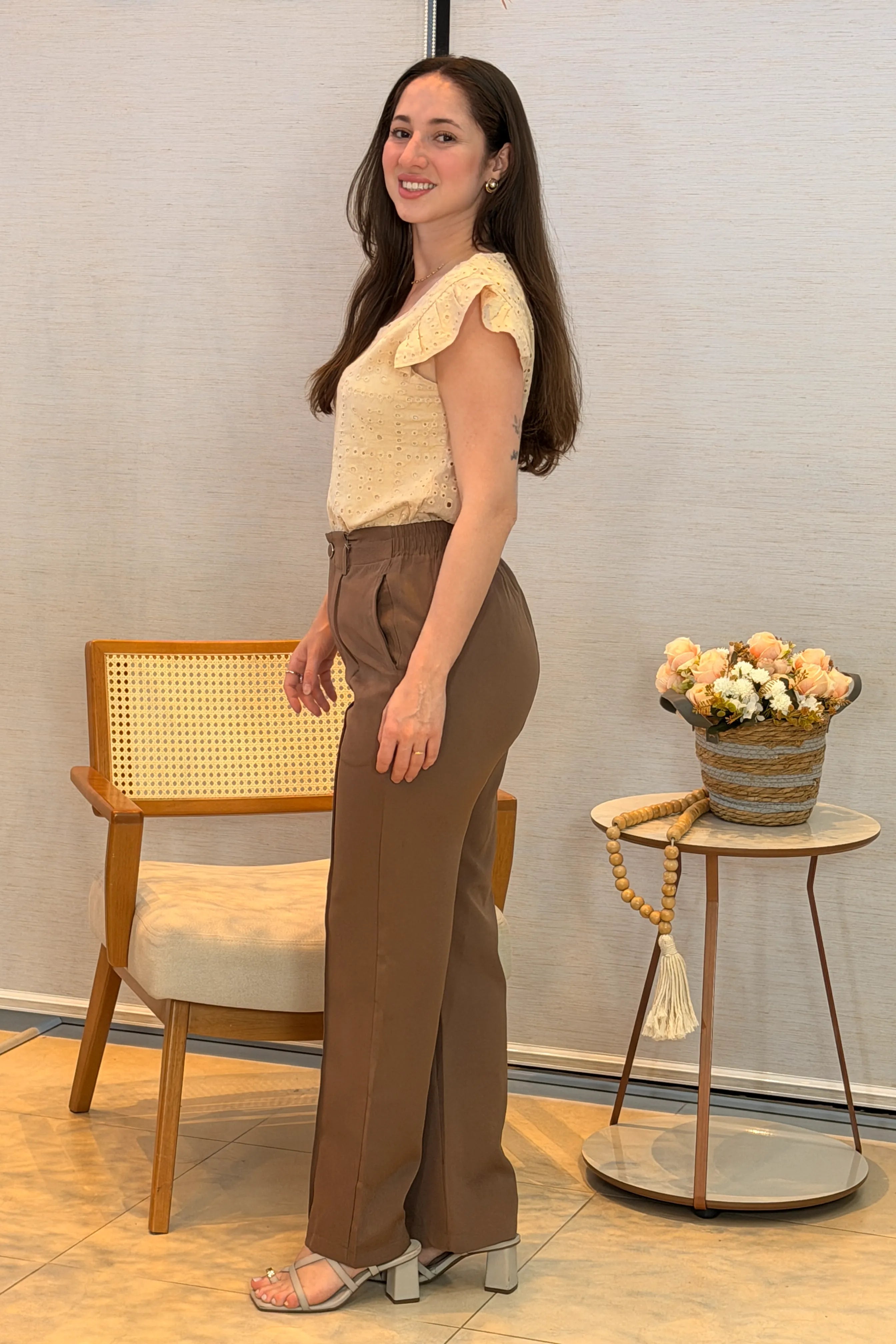 Conjunto: Regata Babados Cotton Em Laise Gabriela Creme + Calça Pantalona Alfaiataria Botão Encapado Margareth Marrom