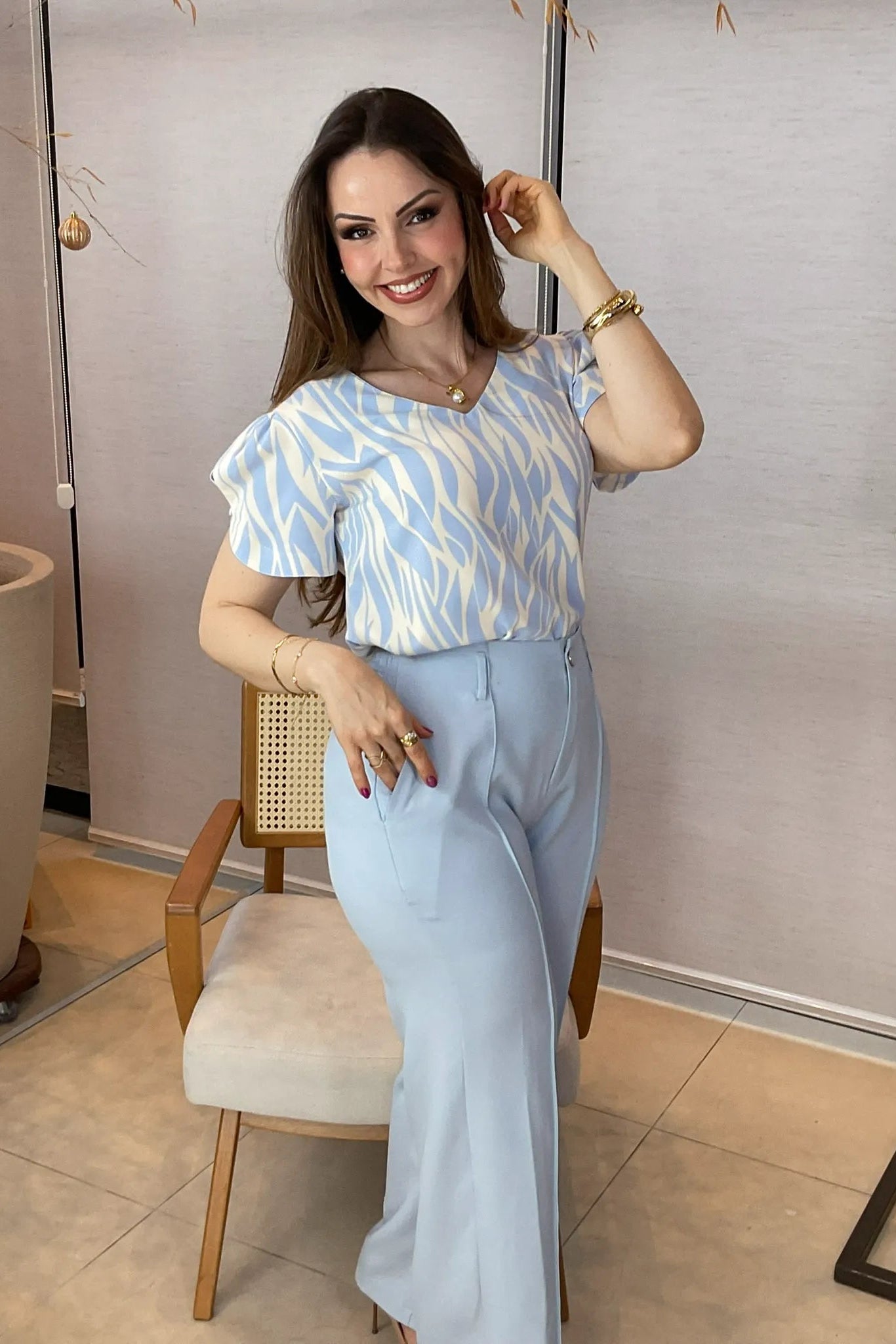 Conjunto: Blusa Manga Curta Detalhe Botão Decote "V" Crepe Classic Graciane Azul + Calça Pantalona Alfaiataria Botão Encapado Margareth Azul